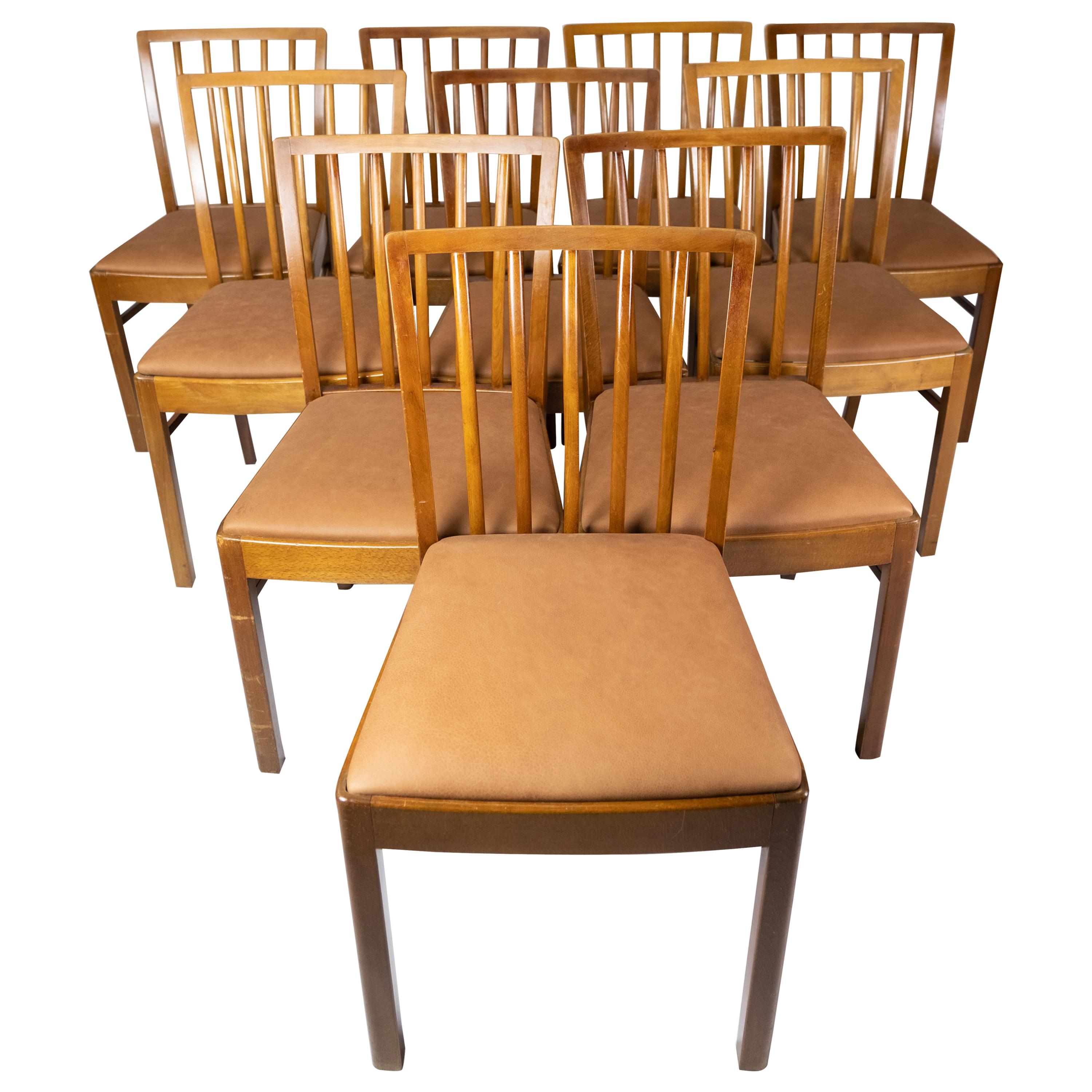 Ensemble de 10 chaises de salle à manger en bois clair et cuir cognac, années 1940