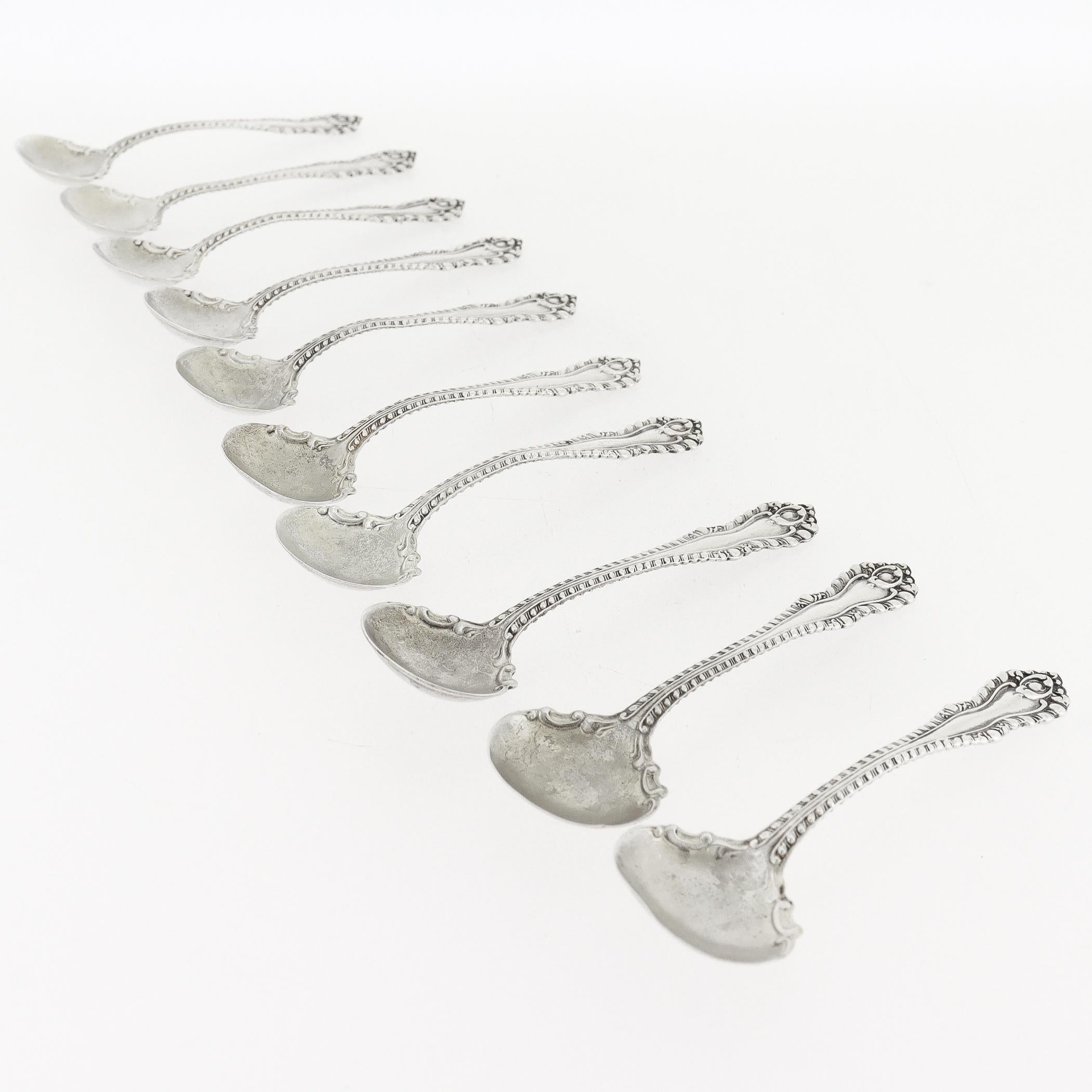 Un raffinato set di 10 cucchiai di sale in argento.

Da Dominick & Haff.

In argento sterling.

Nel modello Mazarin.

Ciascuna contrassegnata sul retro del manico.

Semplicemente un meraviglioso set di salatini Mazarin!

Data: 
20°