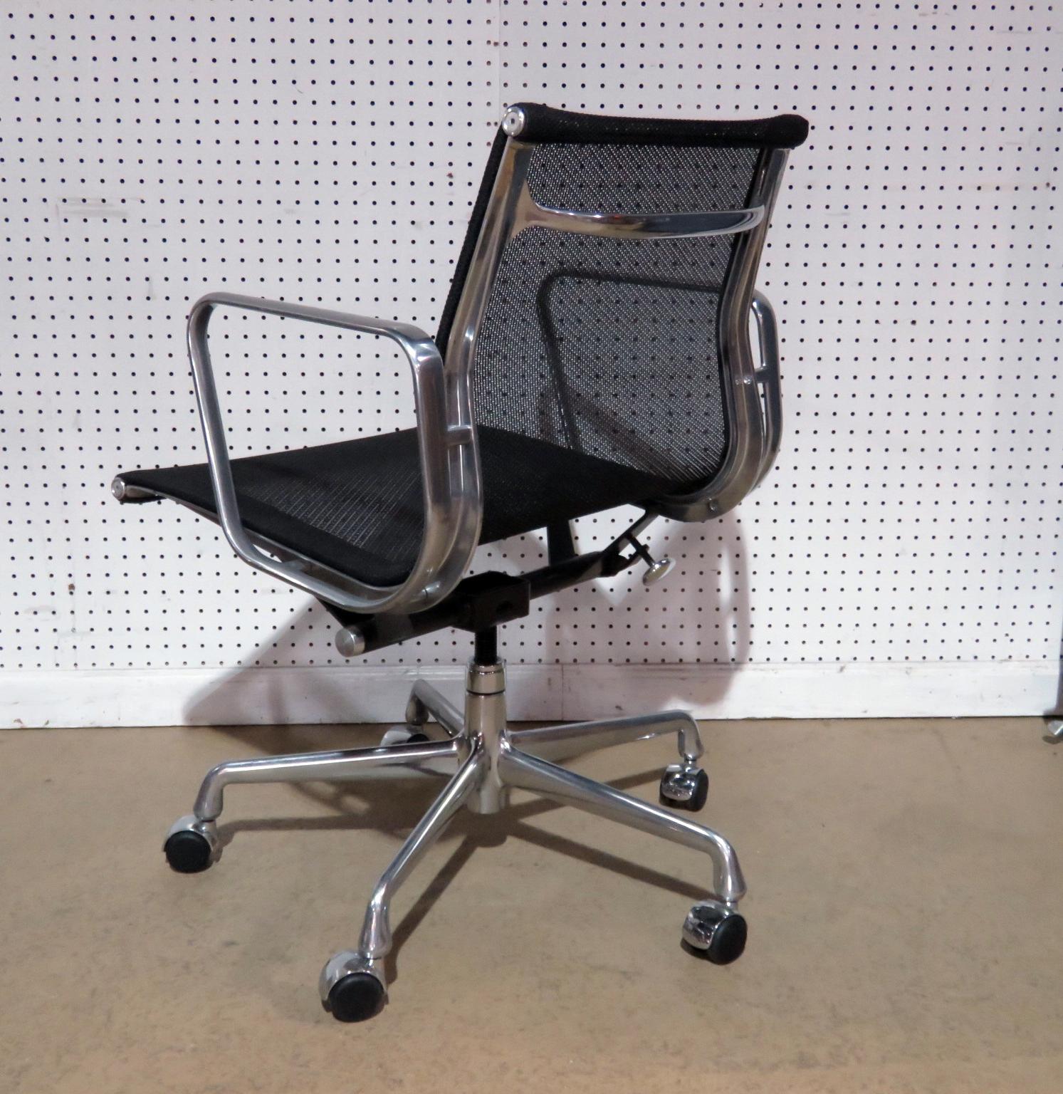 Set of 10 Eames for Herman Miller Office Chairs In Good Condition In Swedesboro, NJ