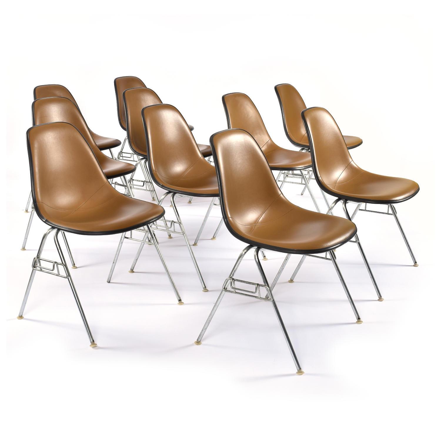 Mid-Century Modern Lot de 10 chaises empilables Eames for Herman Miller Brown Naugahyde DSS Shell Chairs en vente