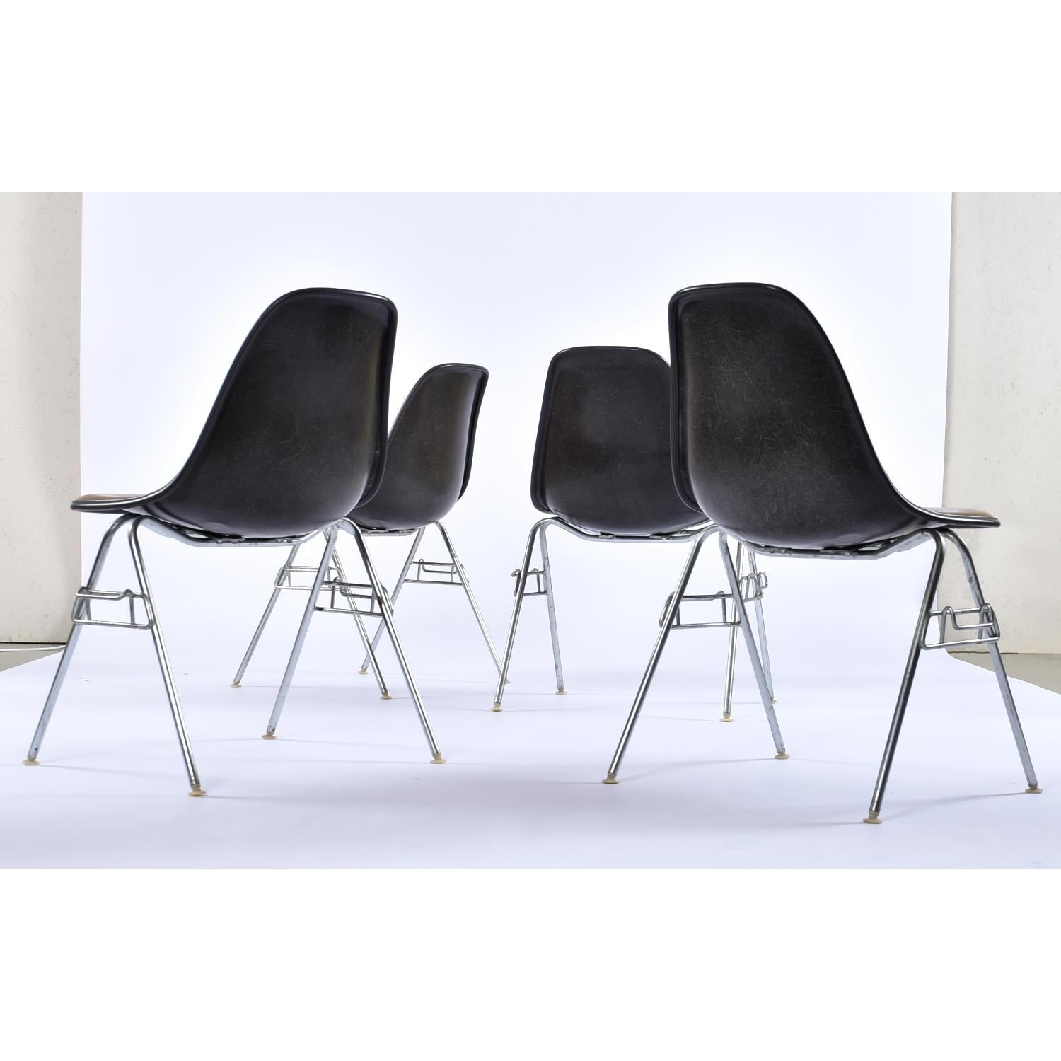 Américain Lot de 10 chaises empilables Eames for Herman Miller Brown Naugahyde DSS Shell Chairs en vente