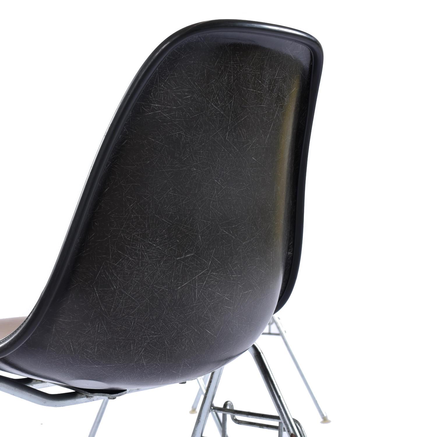 Satz von 10 Eames für Herman Miller Stacking Brown Naugahyde DSS Shell Chairs im Angebot 1