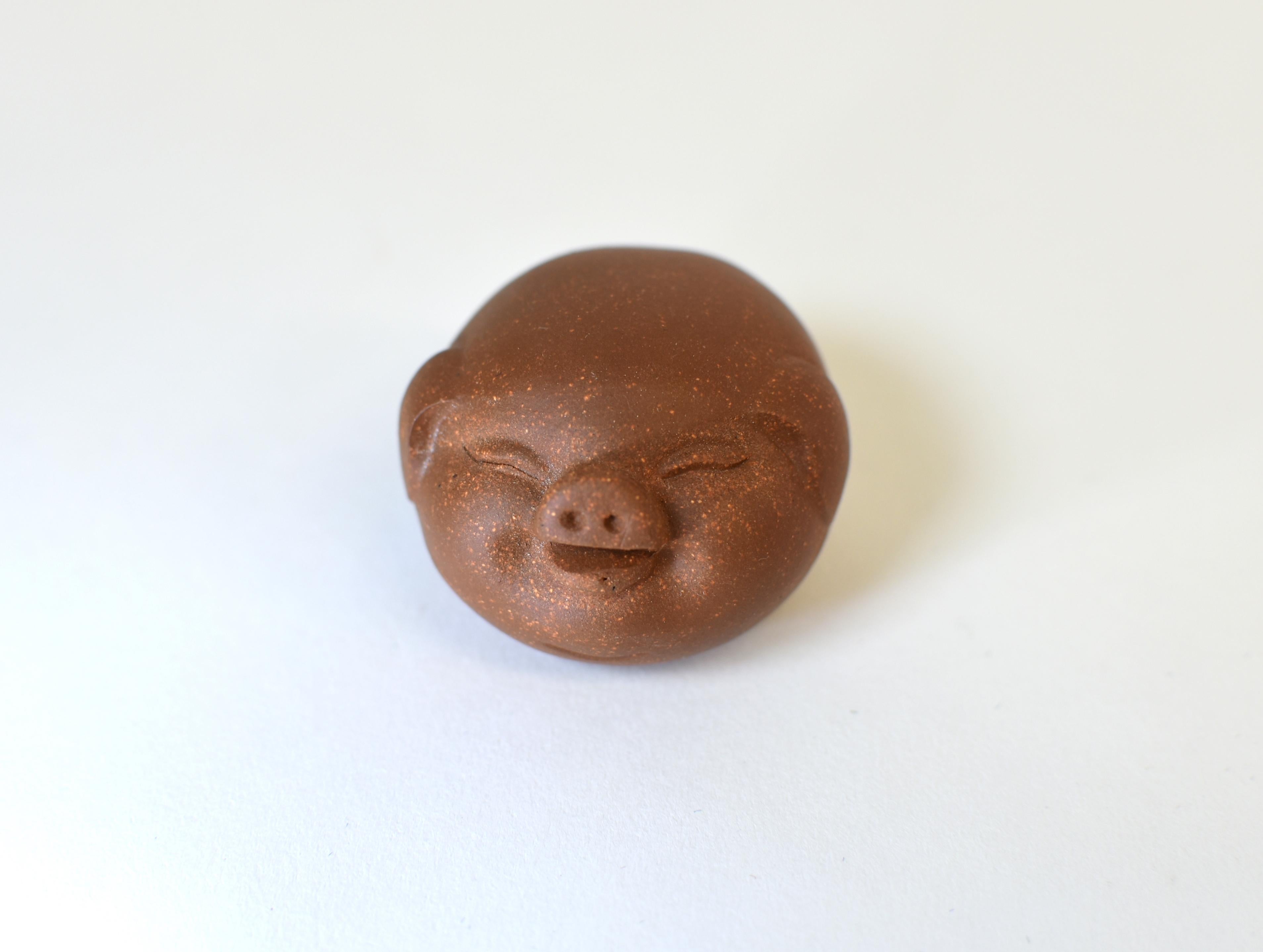 XXI secolo e contemporaneo Set di 10 mini maiali in terracotta, animali da tè e fermacarte in vendita