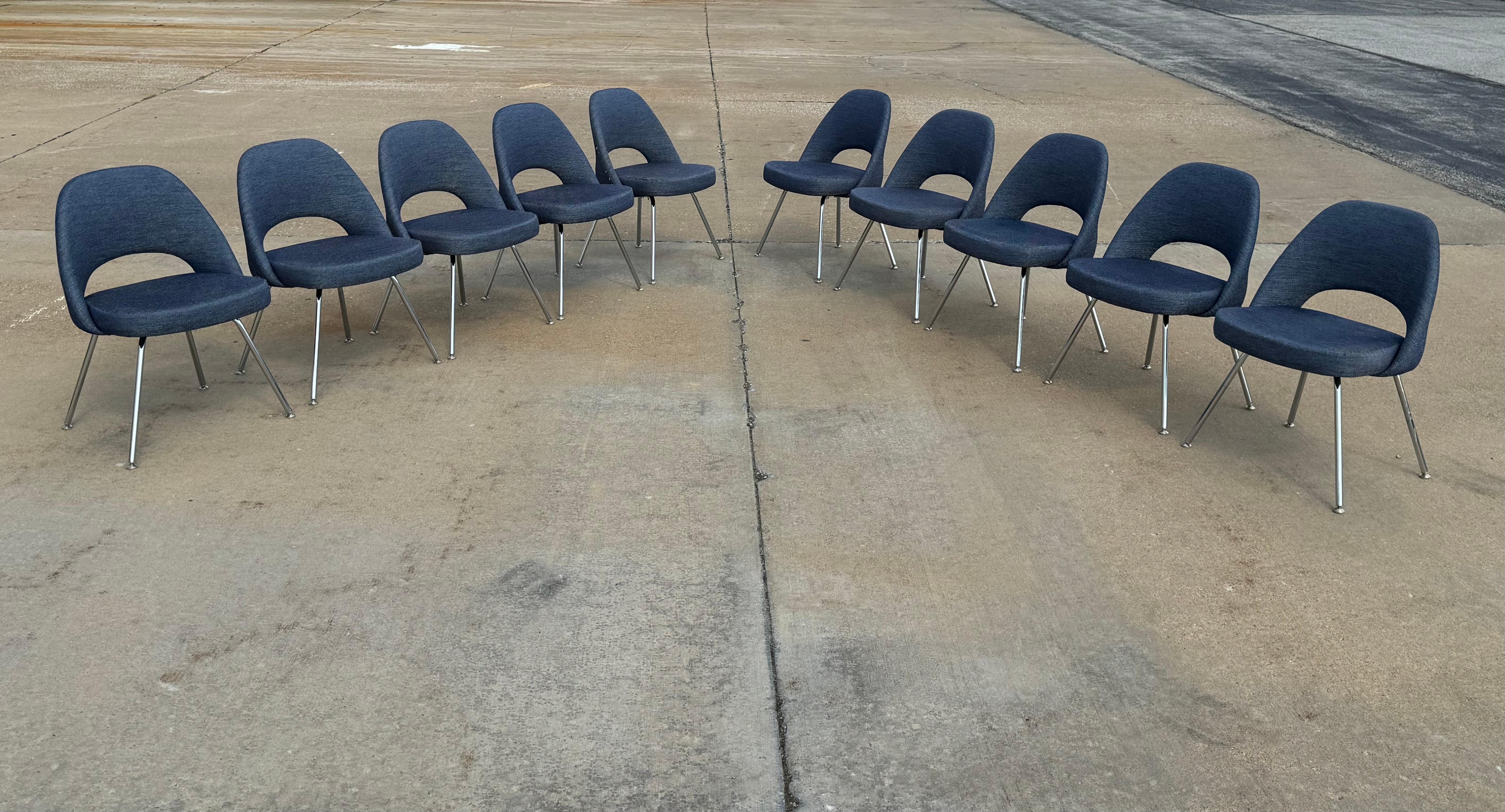 Eero Saarinen a initialement conçu cette chaise dans la période MCM des années 1950 pour Knoll, modèle 72C fauteuil de direction sans bras avec des pieds en acier tubulaire, ceux-ci ont une date de production de 2016, Cet ensemble de 10 chaises est
