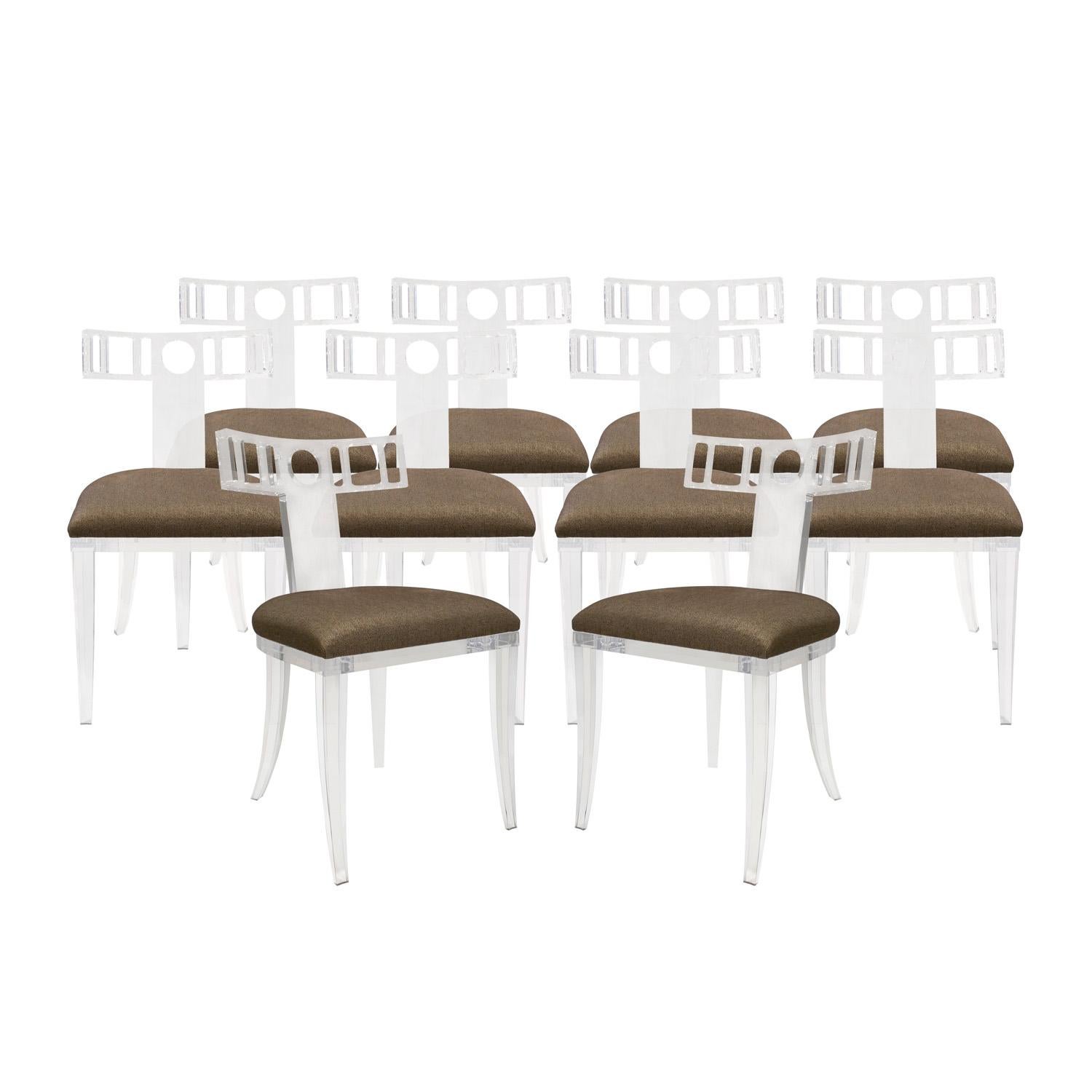 Set di 10 eleganti sedie da pranzo in lucite spessa e trasparente con sedili imbottiti di Geoffrey Bradfield per Royale, uno showroom che si trovava nel D. A.,  American 2001. Ogni sedia ha uno schienale arrotondato con splendidi dettagli e gambe