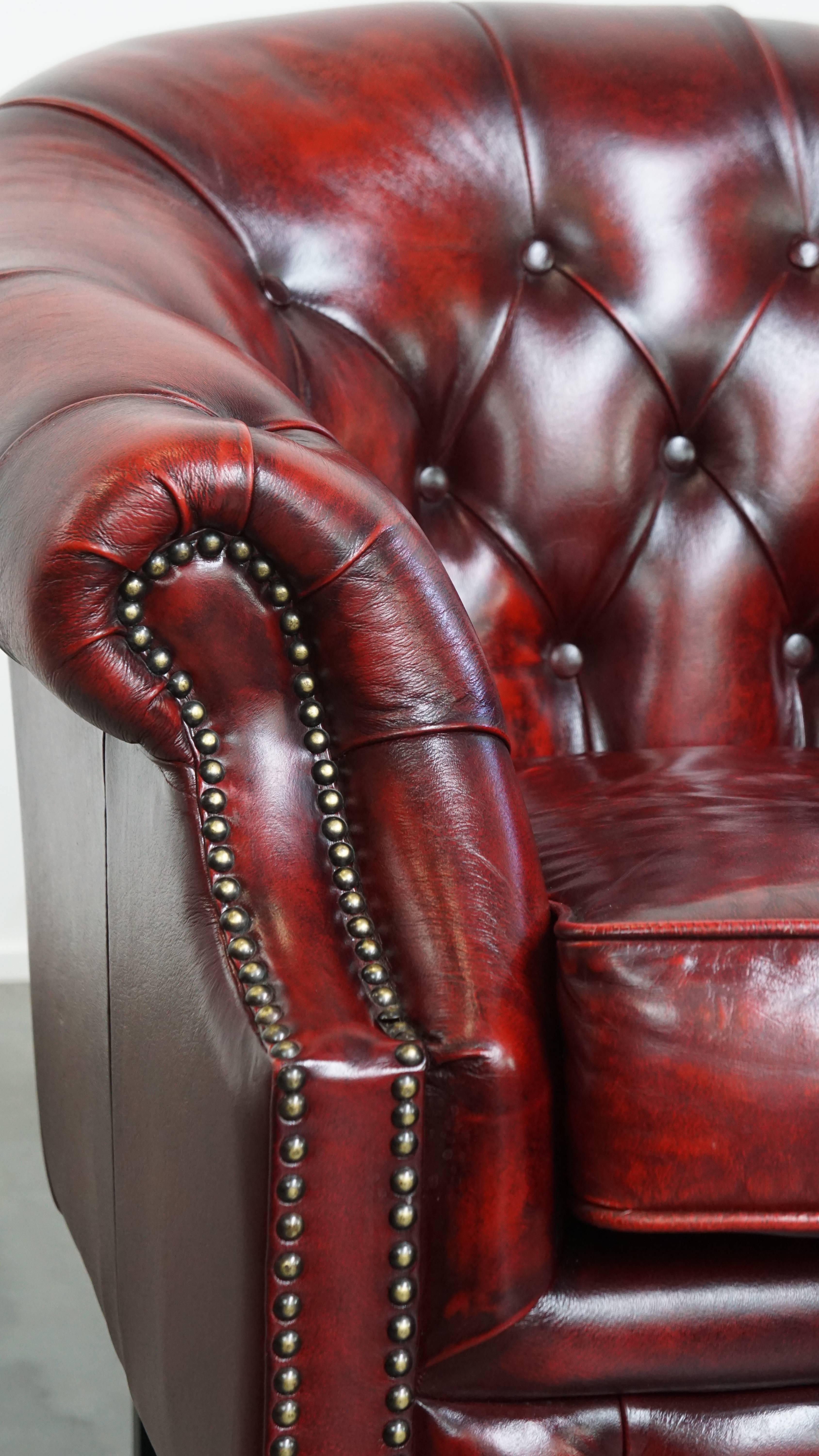 Juego de 10 sillones Chesterfield de cuero de vaca inglés en color rojo en venta 6