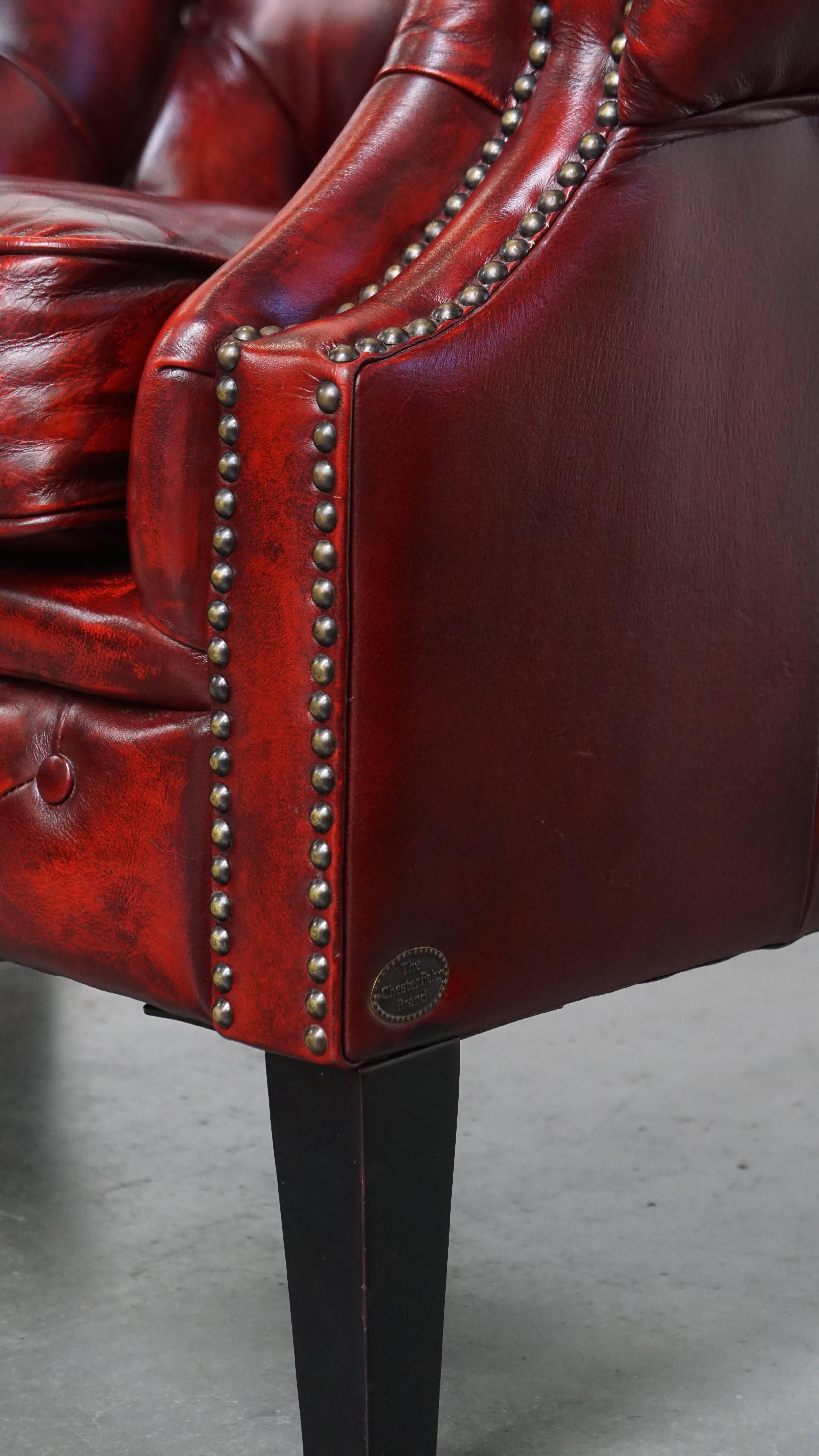 Juego de 10 sillones Chesterfield de cuero de vaca inglés en color rojo en venta 7