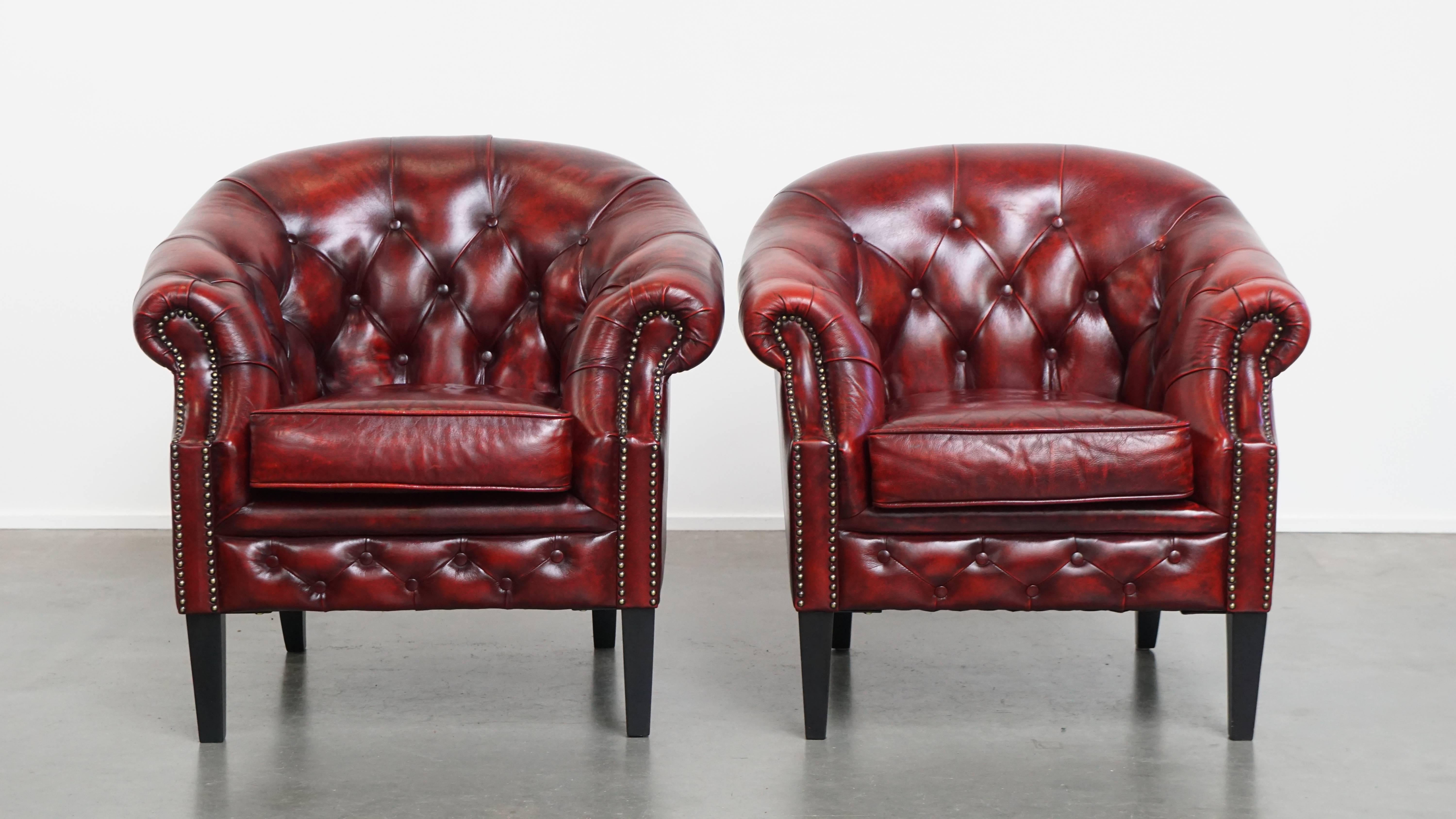 Se ofrece aquí este conjunto único de 10 hermosos sillones club Chesterfield de cuero de vaca inglés en un llamativo color rojo flameado. 

¡Este excepcional conjunto de diez sillones Chesterfield rojos es una rara oportunidad para los verdaderos