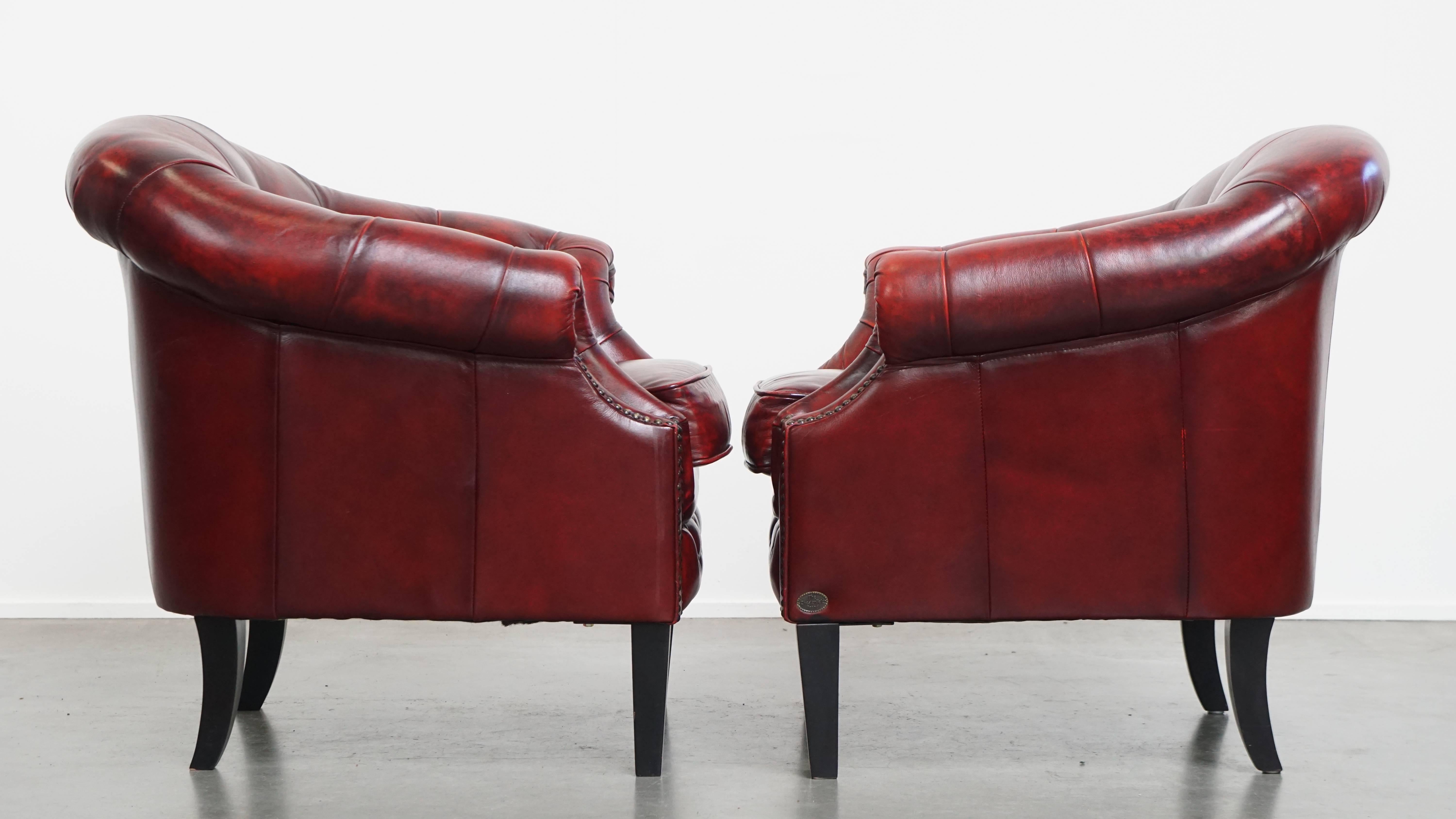 Juego de 10 sillones Chesterfield de cuero de vaca inglés en color rojo Hecho a mano en venta
