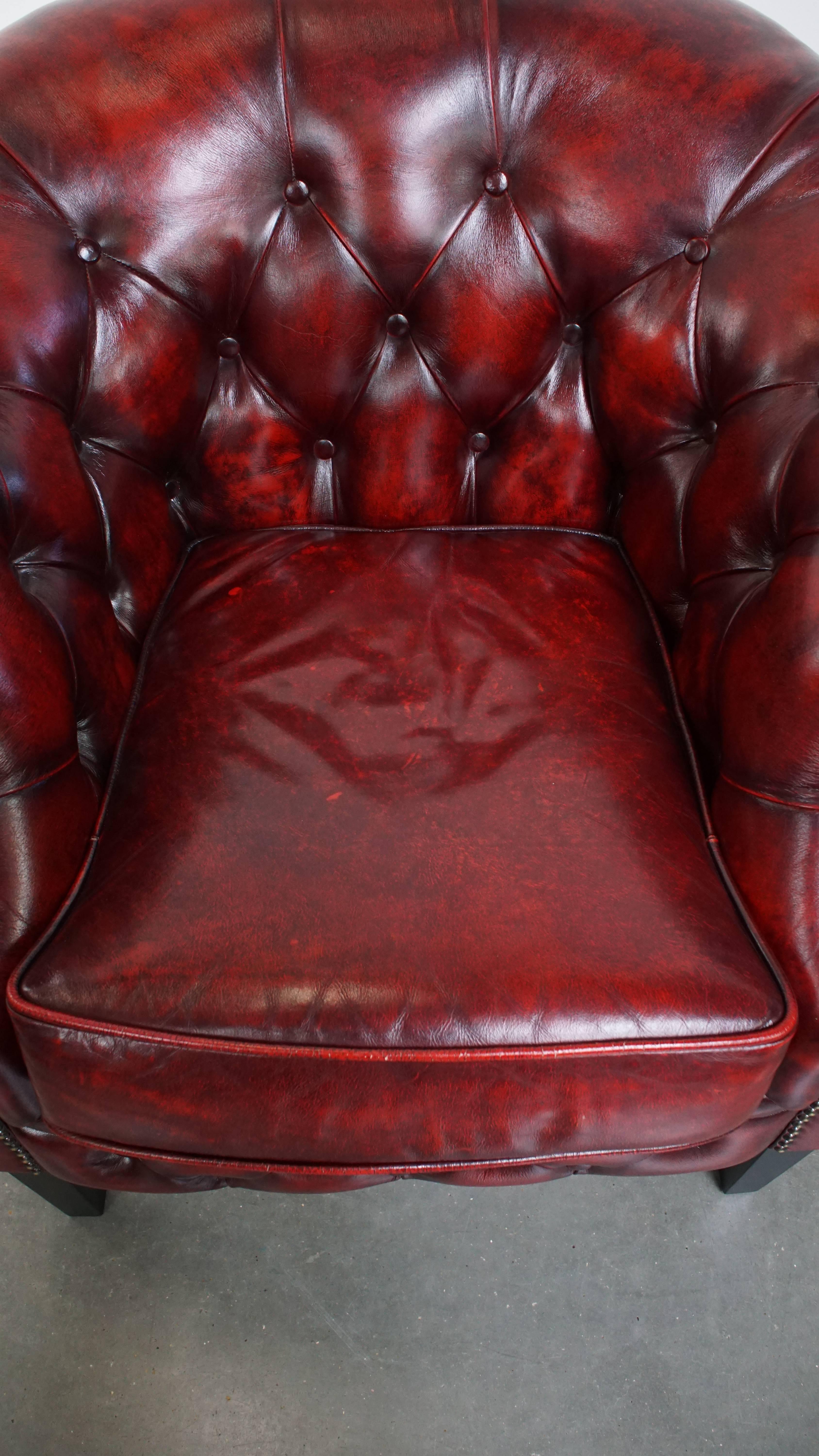 Juego de 10 sillones Chesterfield de cuero de vaca inglés en color rojo Cuero de vaca en venta