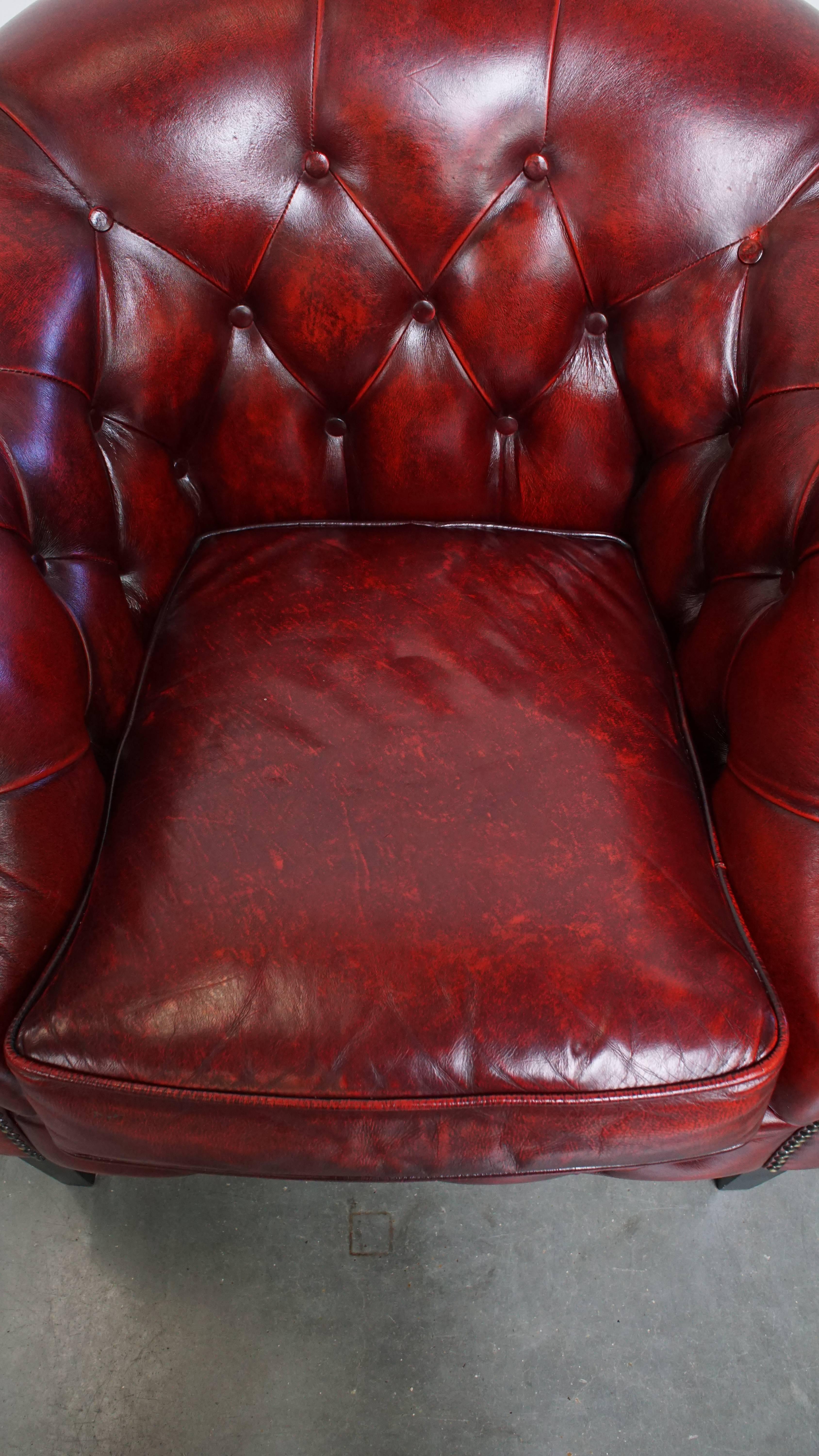 Juego de 10 sillones Chesterfield de cuero de vaca inglés en color rojo en venta 1