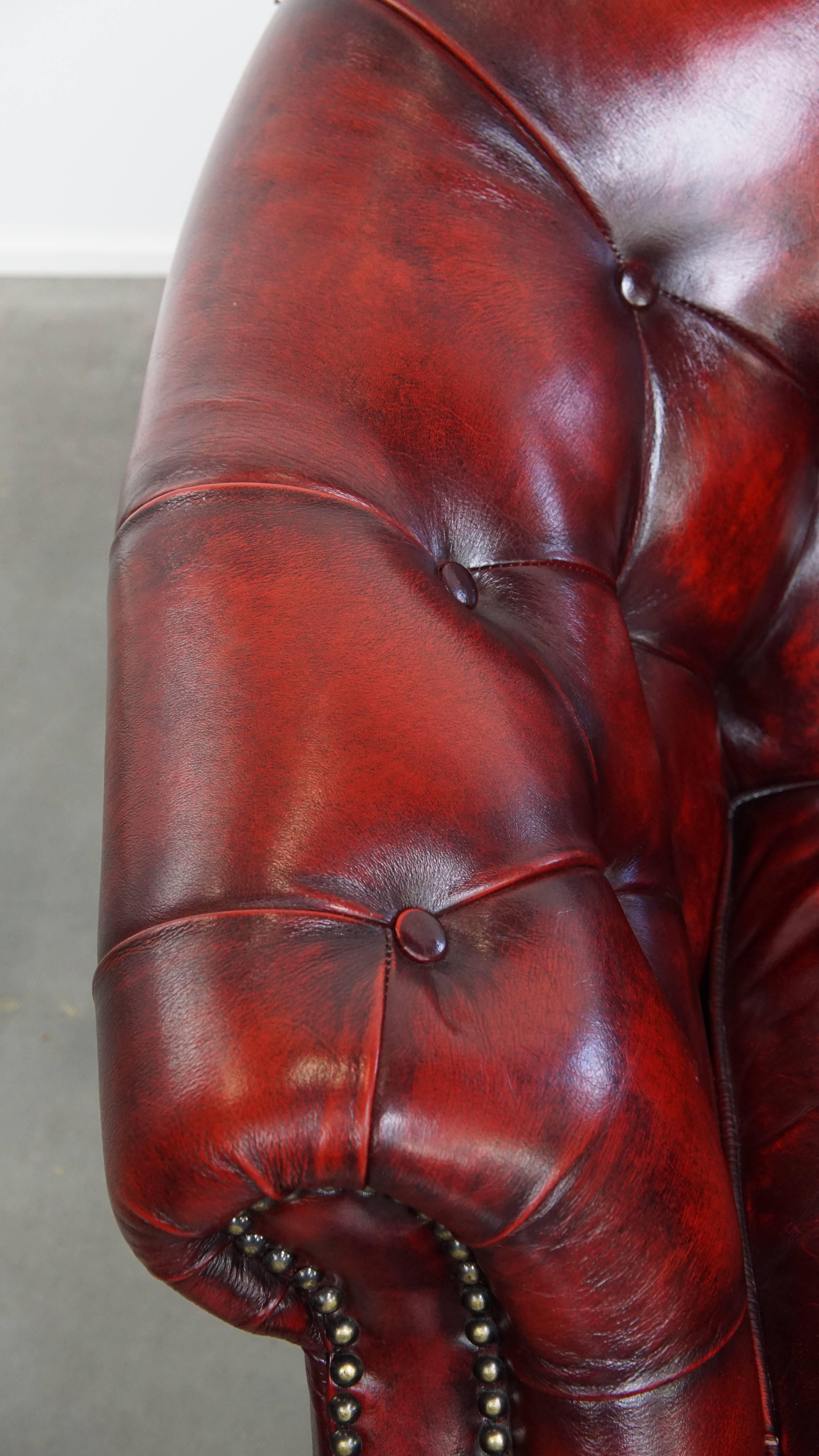 Juego de 10 sillones Chesterfield de cuero de vaca inglés en color rojo en venta 2