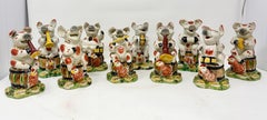 Lot de 10 figurines de porcs musiciens en porcelaine de Staffordshire, de style « Estate ».