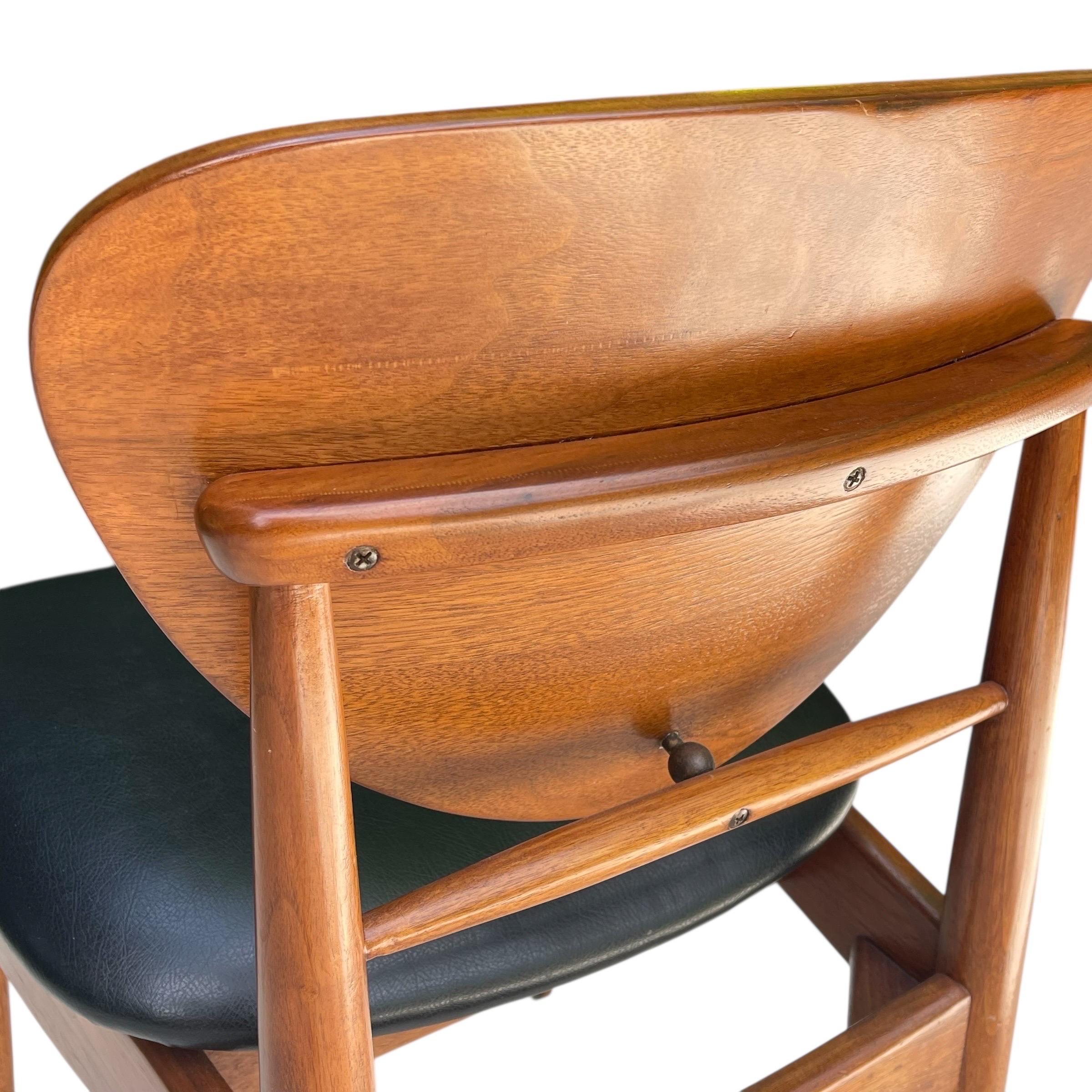 Juego de 10 sillas de comedor de nogal atribuidas a Finn Juhl, Dinamarca, años 50 en venta 4