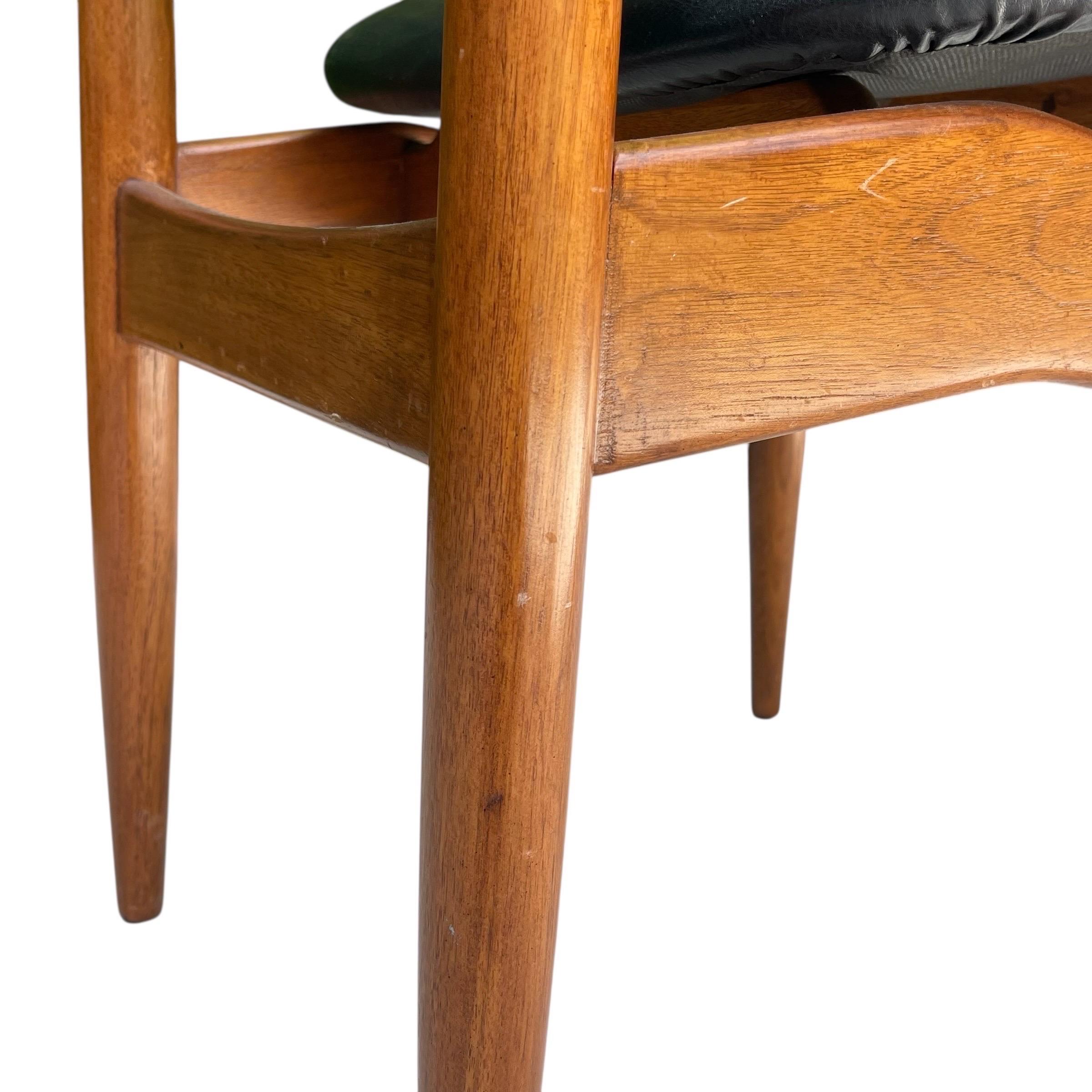 Juego de 10 sillas de comedor de nogal atribuidas a Finn Juhl, Dinamarca, años 50 en venta 8