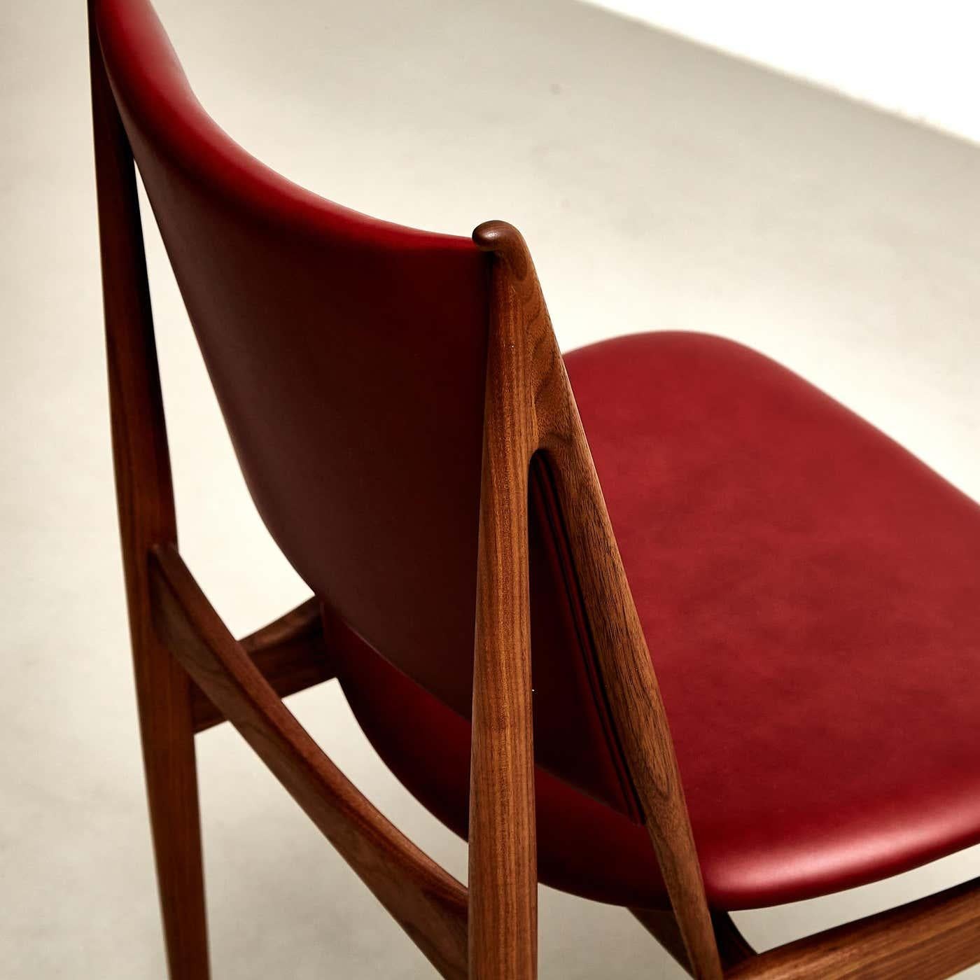 Set of 10 Finn Juhl Egyptian Chair in Walnut Wood and Dark Red Leather en Nuevo estado para la venta en Barcelona, Barcelona