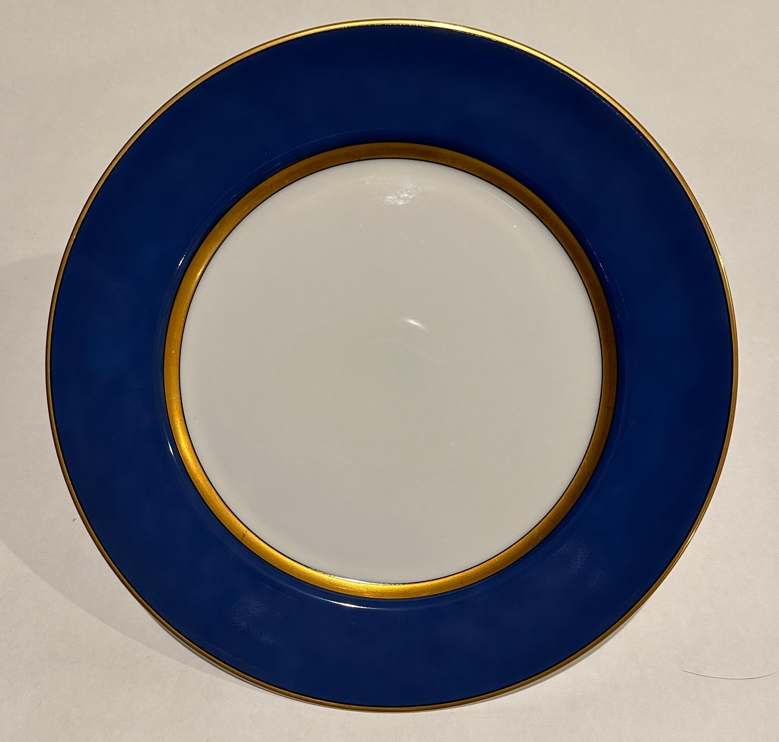Precioso y elegante juego de 10 platos de servicio de porcelana azul cerúleo del Renacimiento de Fitz and Floyd. Un ancho borde azul intenso ribeteado con un ancho borde dorado o línea de orilla. 