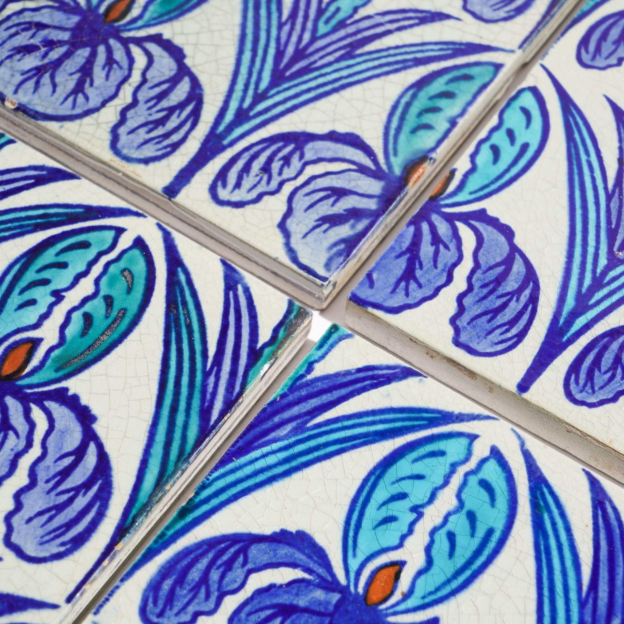 Set di dieci piastrelle quadrate in porcellana decorate con una presentazione Art Decor di iris intrecciati in viola e turchese.
Inghilterra, circa 1880-1910.