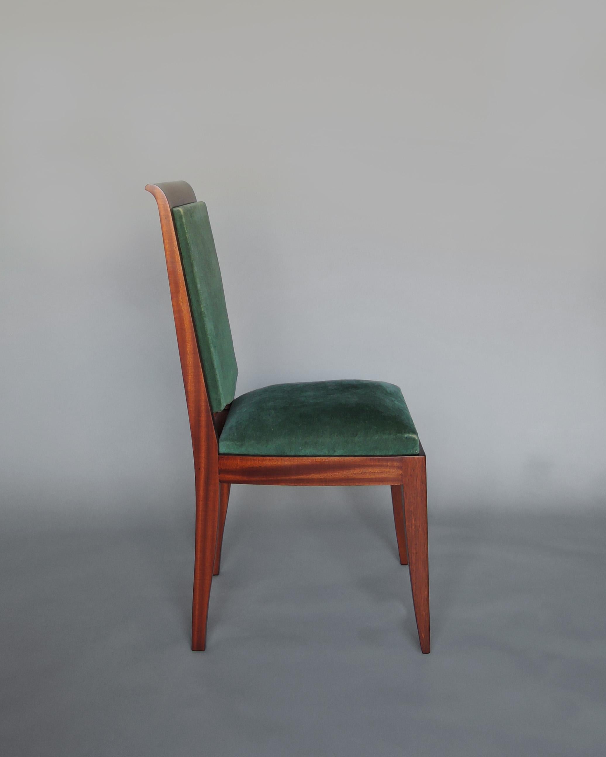 Satz von 10 französischen Art Deco Mahagoni Stühlen von Gaston Poisson im Zustand „Starke Gebrauchsspuren“ im Angebot in Long Island City, NY