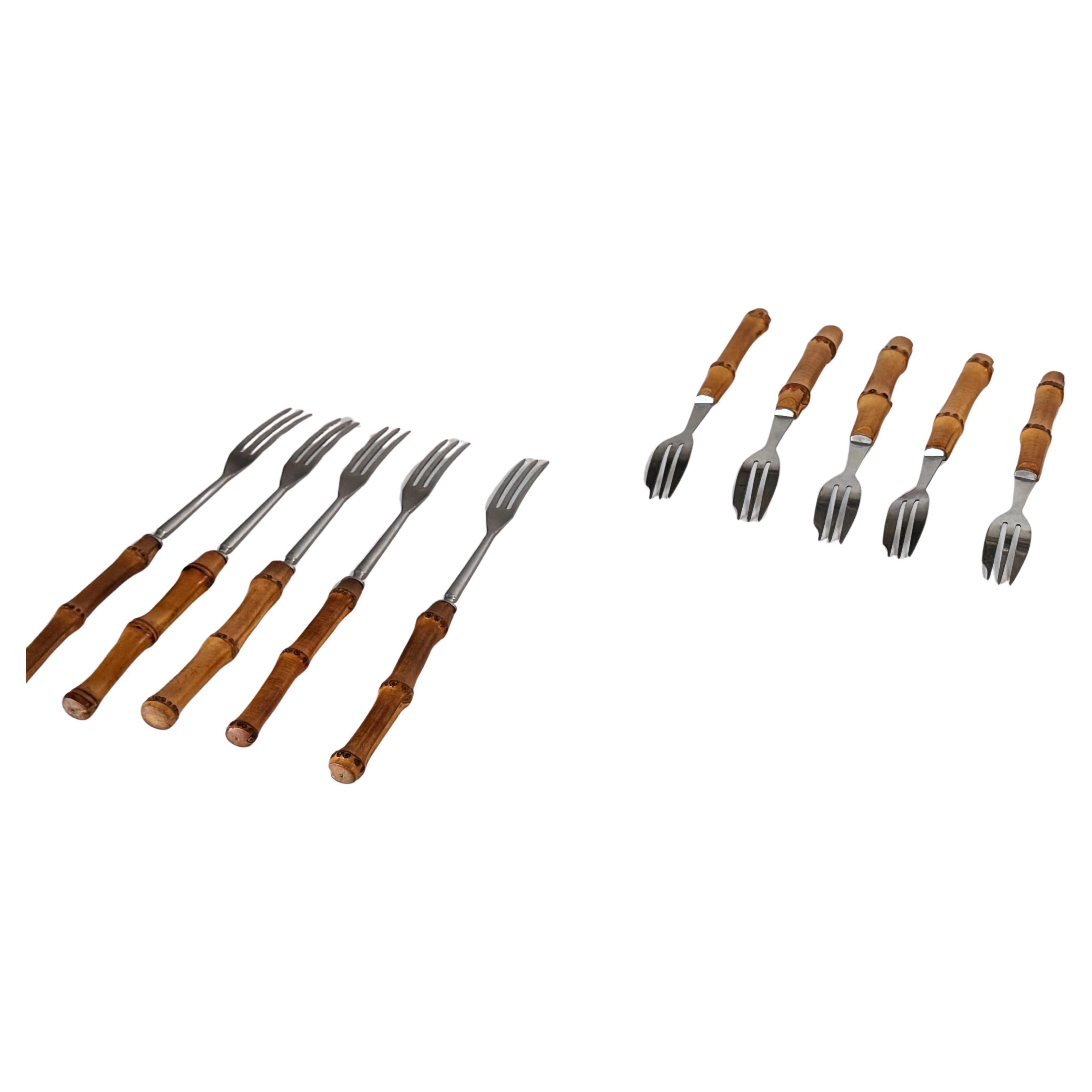 Ensemble de 10 fourchettes en faux bambou, fourchettes à fondue et à fromage, années 1970

Description :
Ce charmant set de 10 fourchettes françaises vintage, fabriqué dans les années 1970, capture magnifiquement l'élégance naturelle du design en