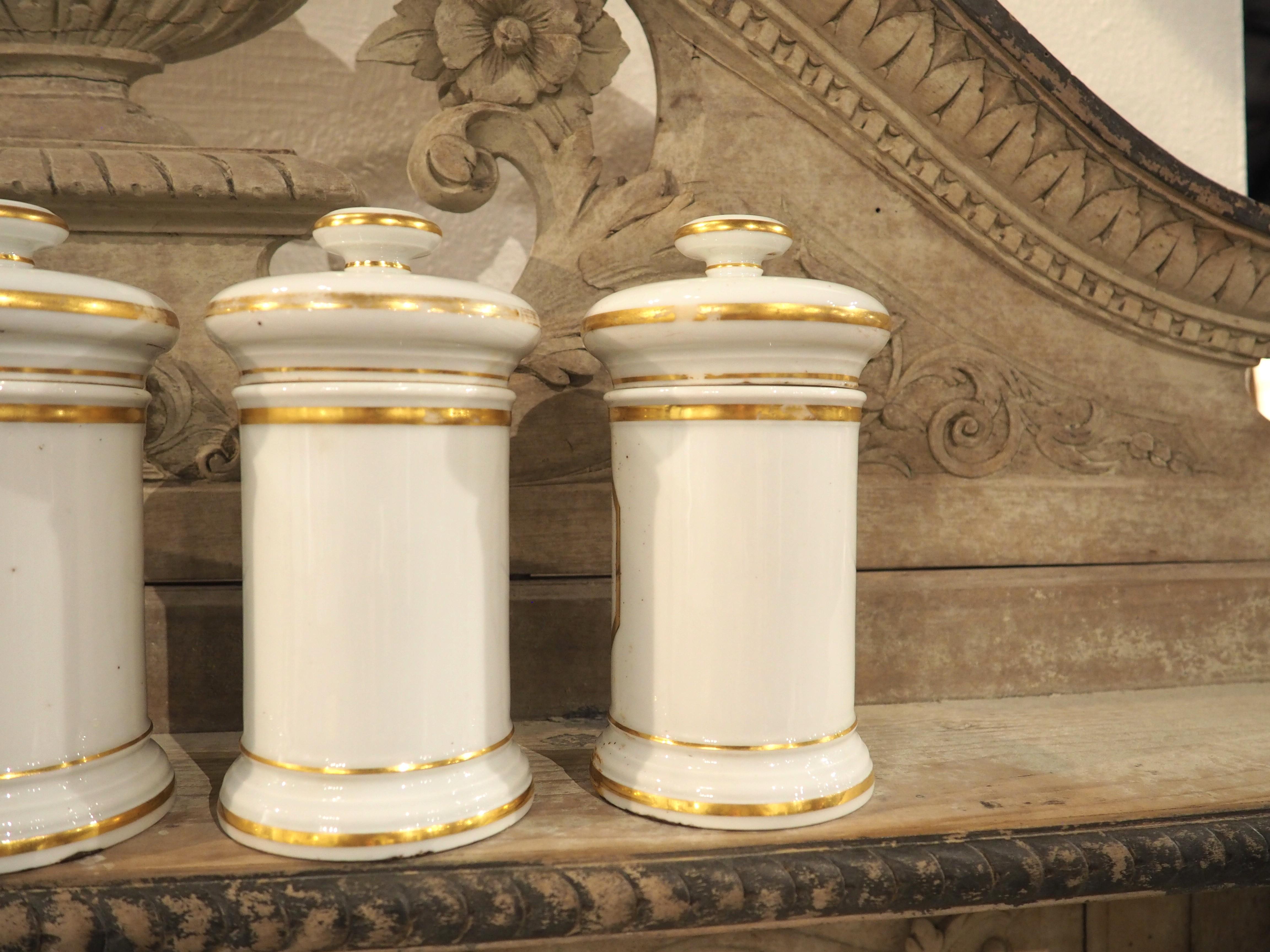 Plus d'informations bientôt...

Ce magnifique ensemble de 10 pots d'apothicaire français ferait de merveilleux ajouts à une cuisine, que ce soit comme objets décoratifs ou comme porte-épices fonctionnels.  Peint à la main dans les années 1900,