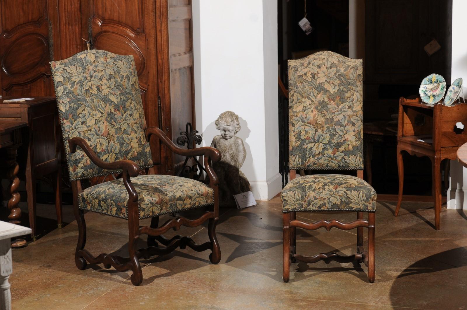 Ensemble de 10 chaises de salle à manger de style Louis XIII du XIXe siècle, avec base en os de mouton et tissu floral. Créé en France au XIXe siècle, cet ensemble de chaises comporte deux bras et huit côtés. Chaque chaise présente un dossier