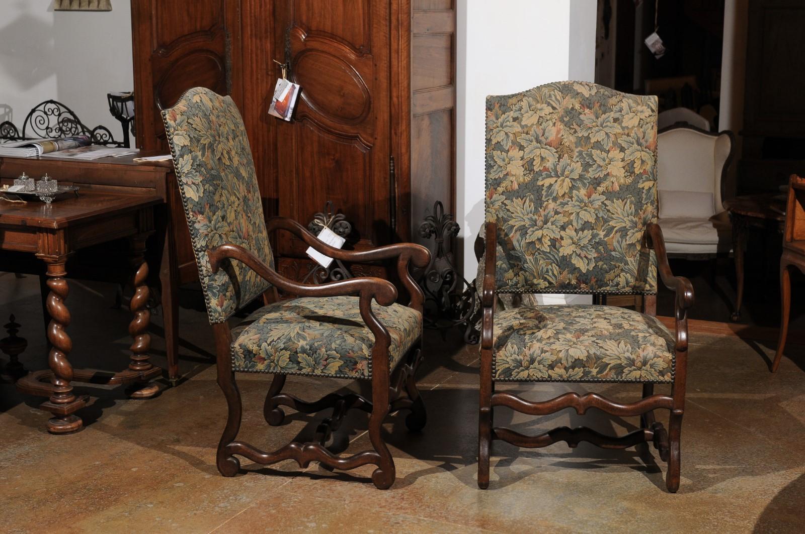 Français Ensemble de 10 chaises de salle à manger françaises de style Louis XIII avec tapisserie à fleurs