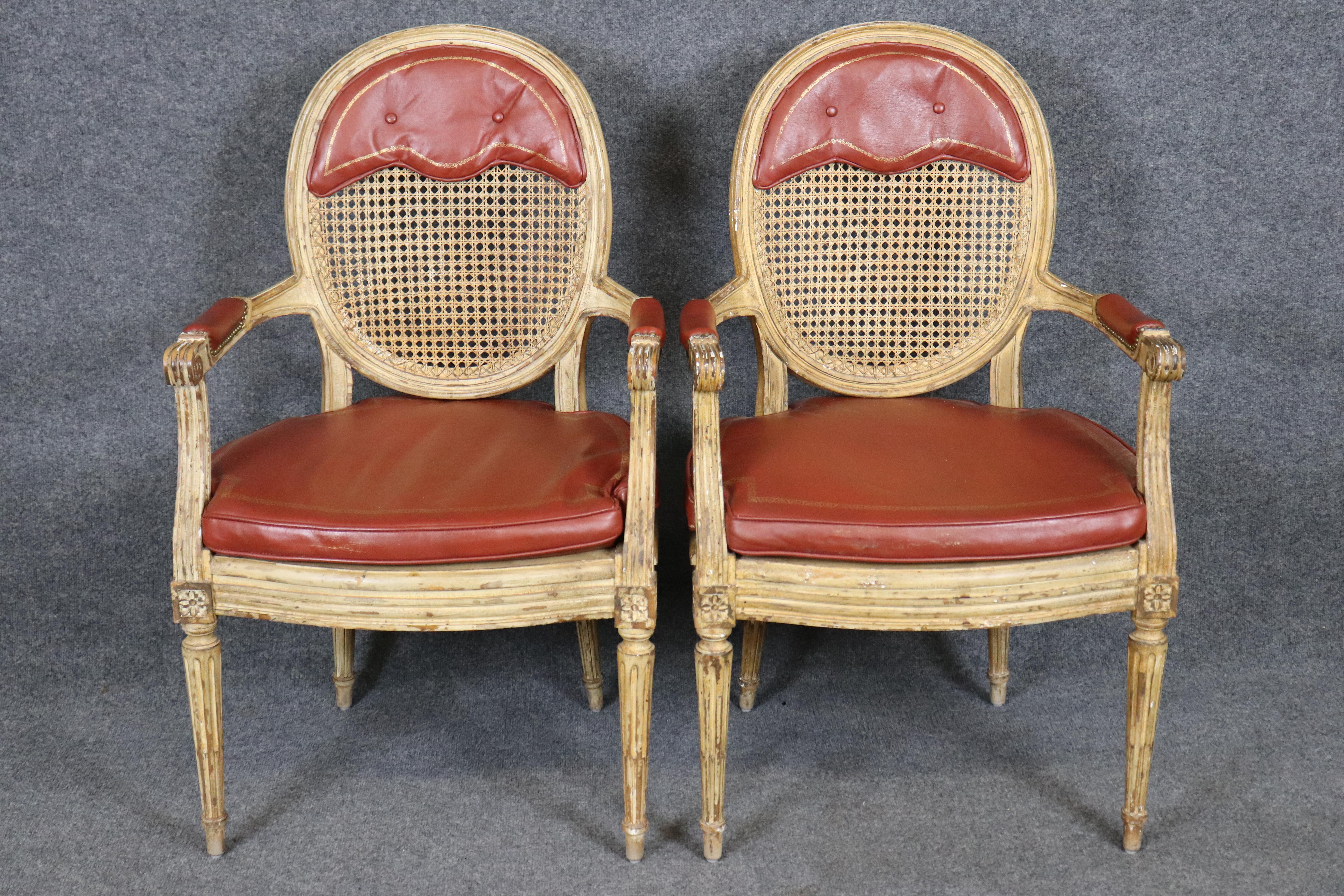 Français Ensemble de 10 chaises de salle à manger Louis XVI peintes à la crème et en cuir véritable Cane en vente