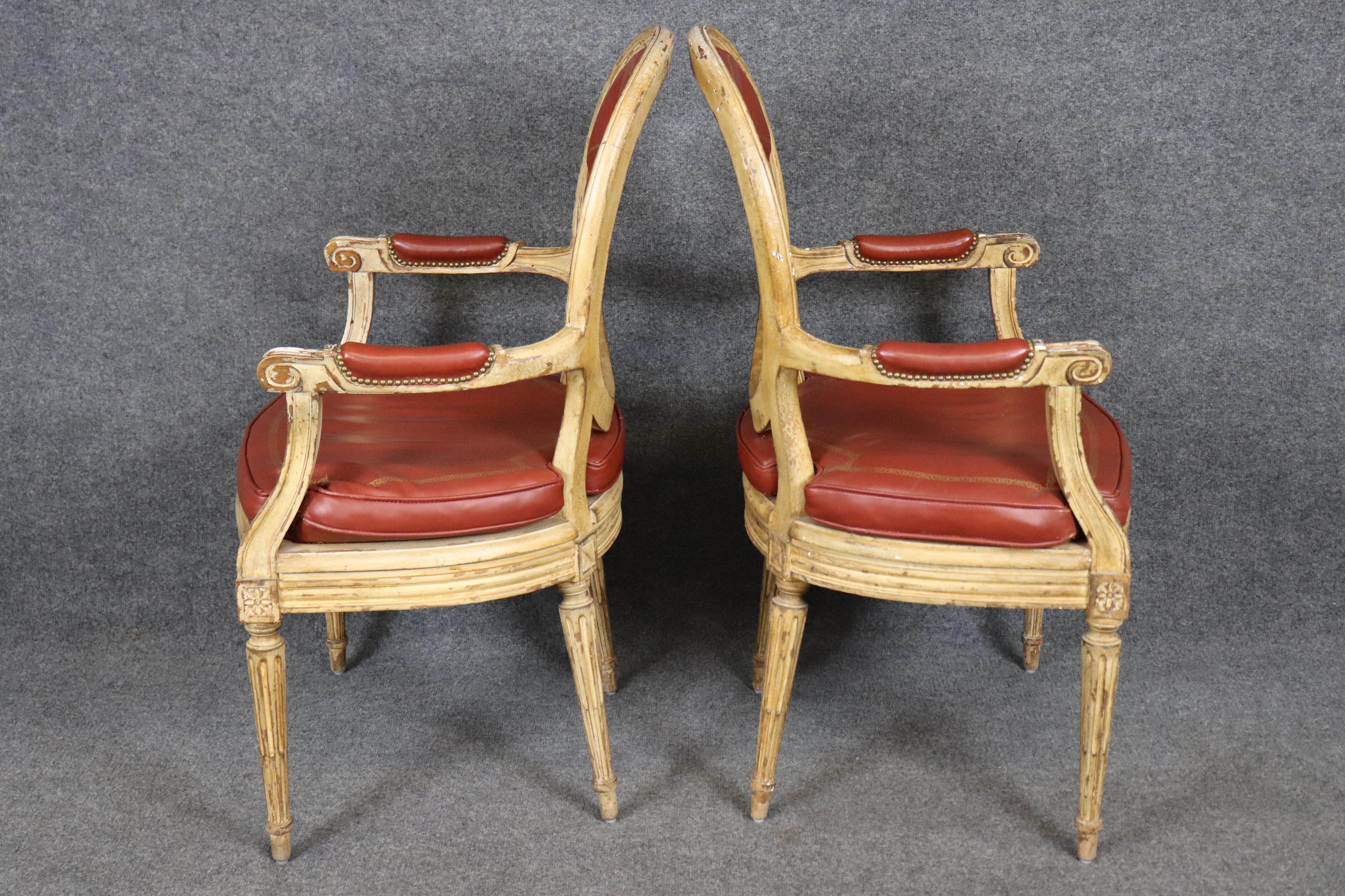 Ensemble de 10 chaises de salle à manger Louis XVI peintes à la crème et en cuir véritable Cane Bon état - En vente à Swedesboro, NJ