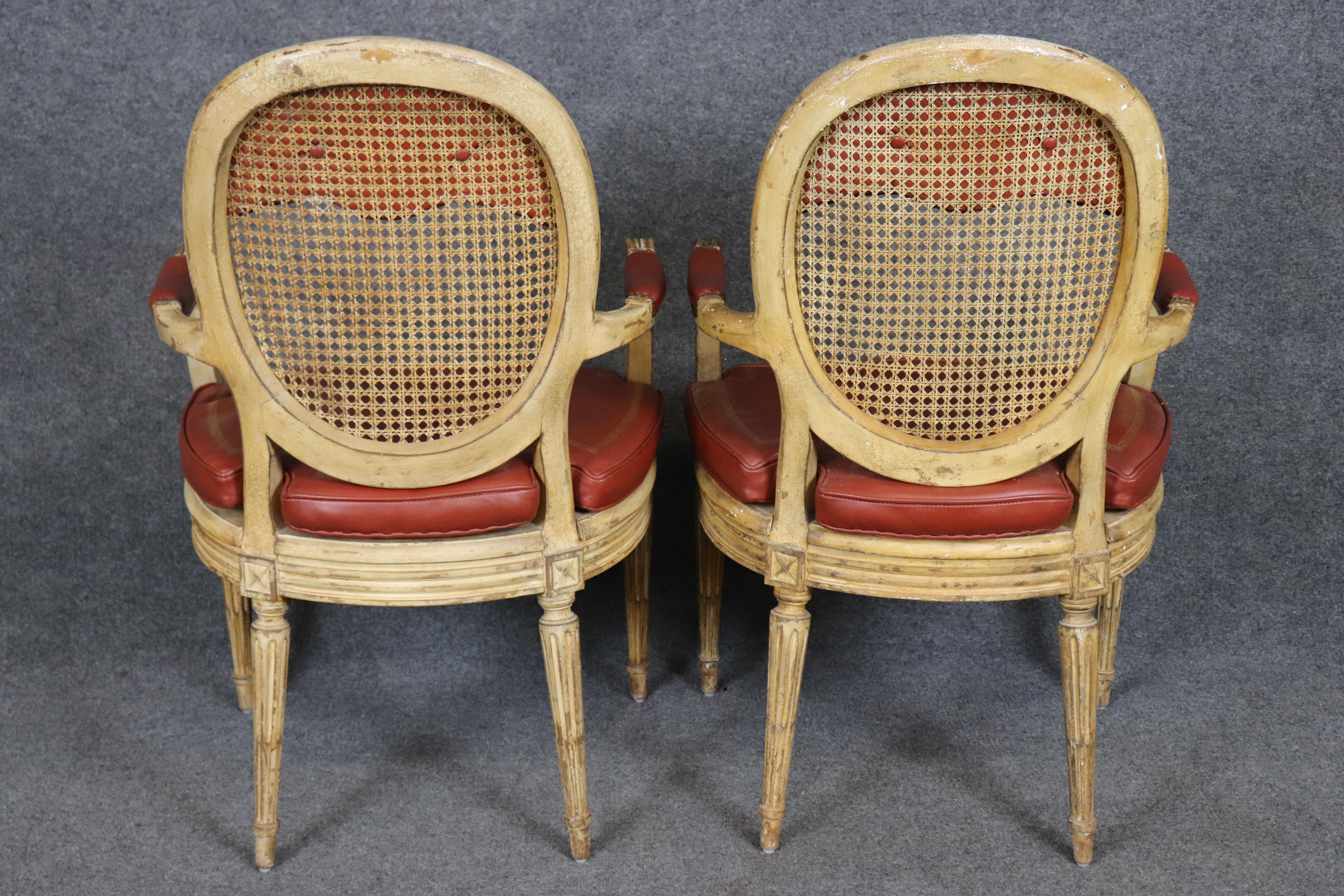 Milieu du XXe siècle Ensemble de 10 chaises de salle à manger Louis XVI peintes à la crème et en cuir véritable Cane en vente