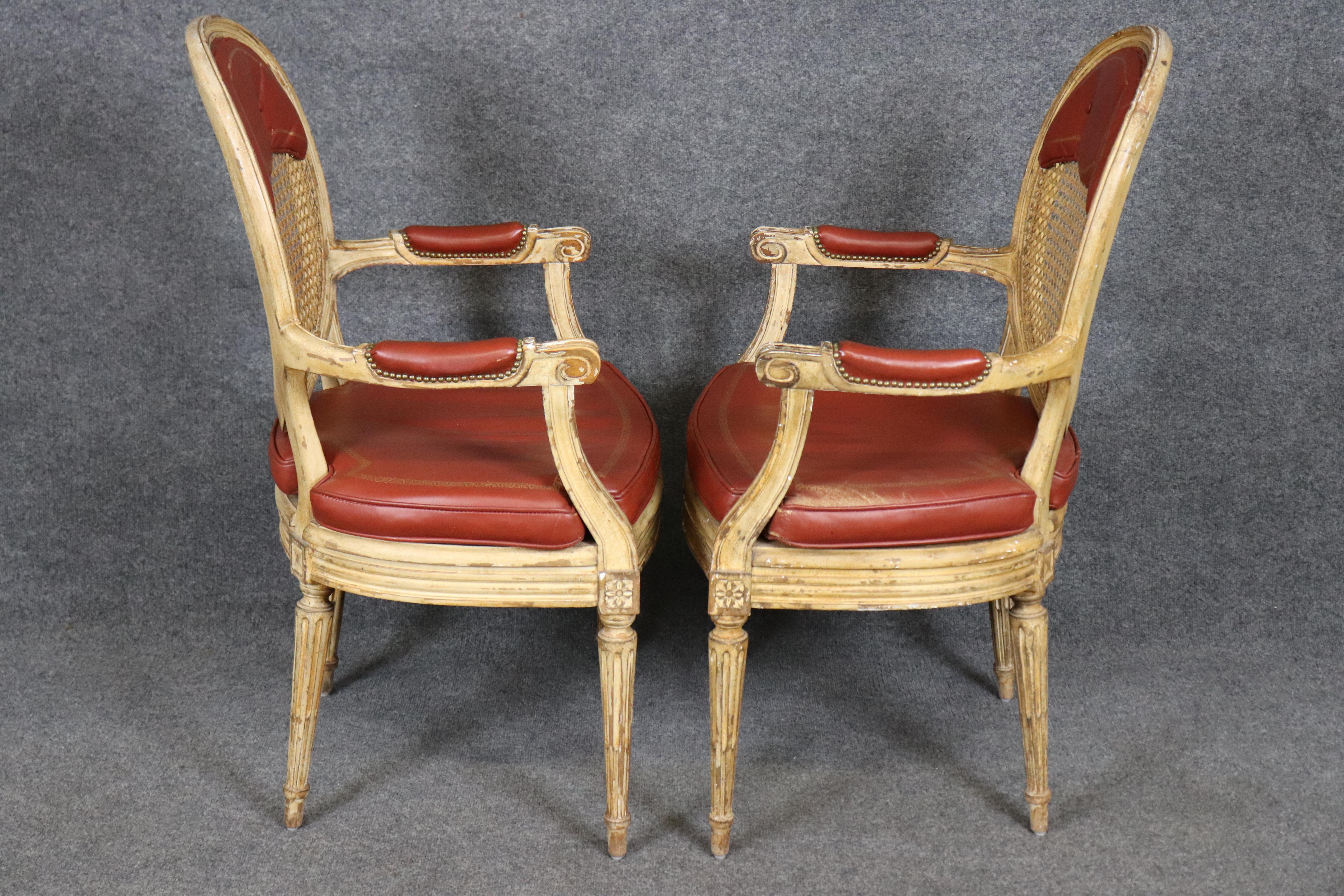 Cuir Ensemble de 10 chaises de salle à manger Louis XVI peintes à la crème et en cuir véritable Cane en vente