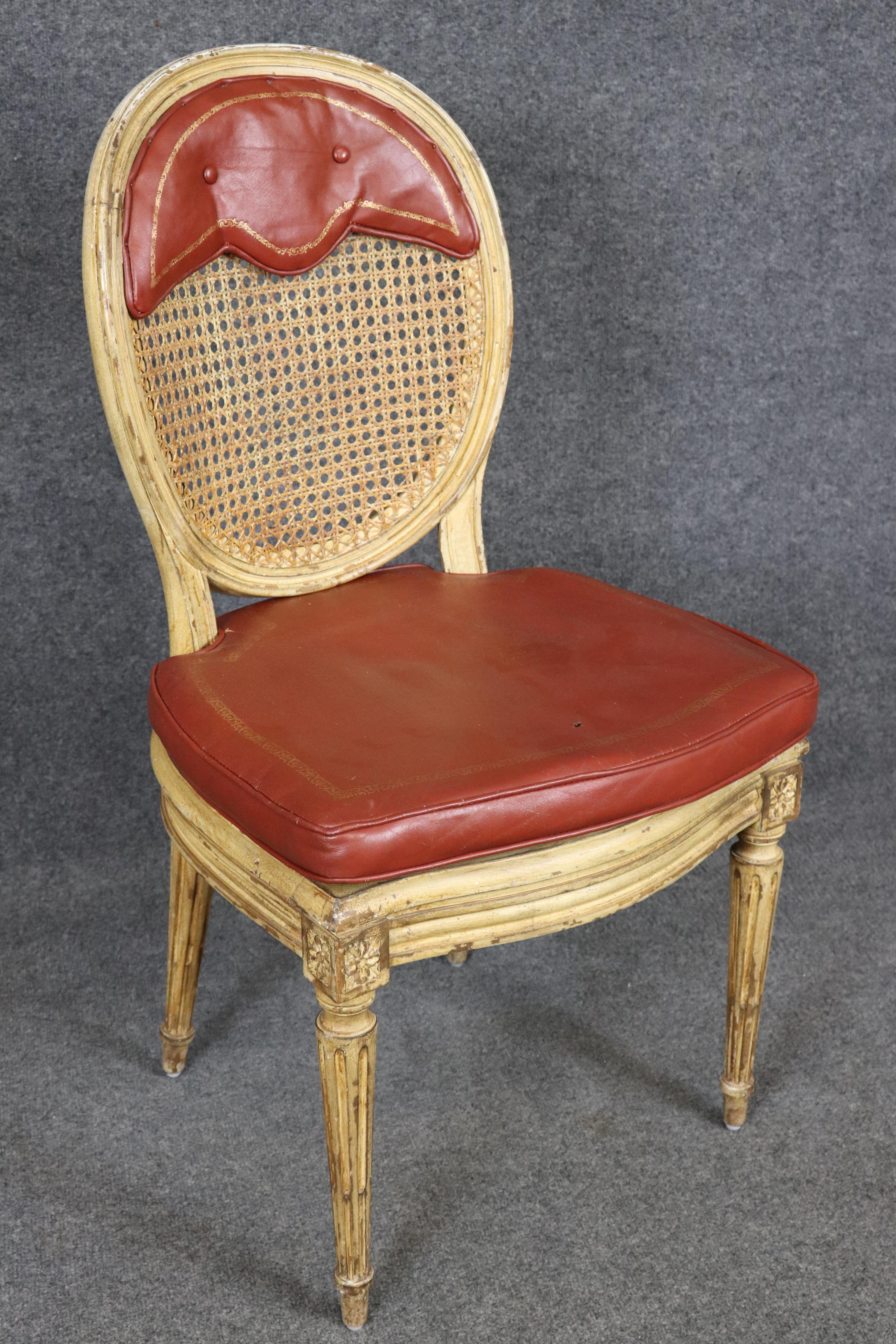 Ensemble de 10 chaises de salle à manger Louis XVI peintes à la crème et en cuir véritable Cane en vente 2