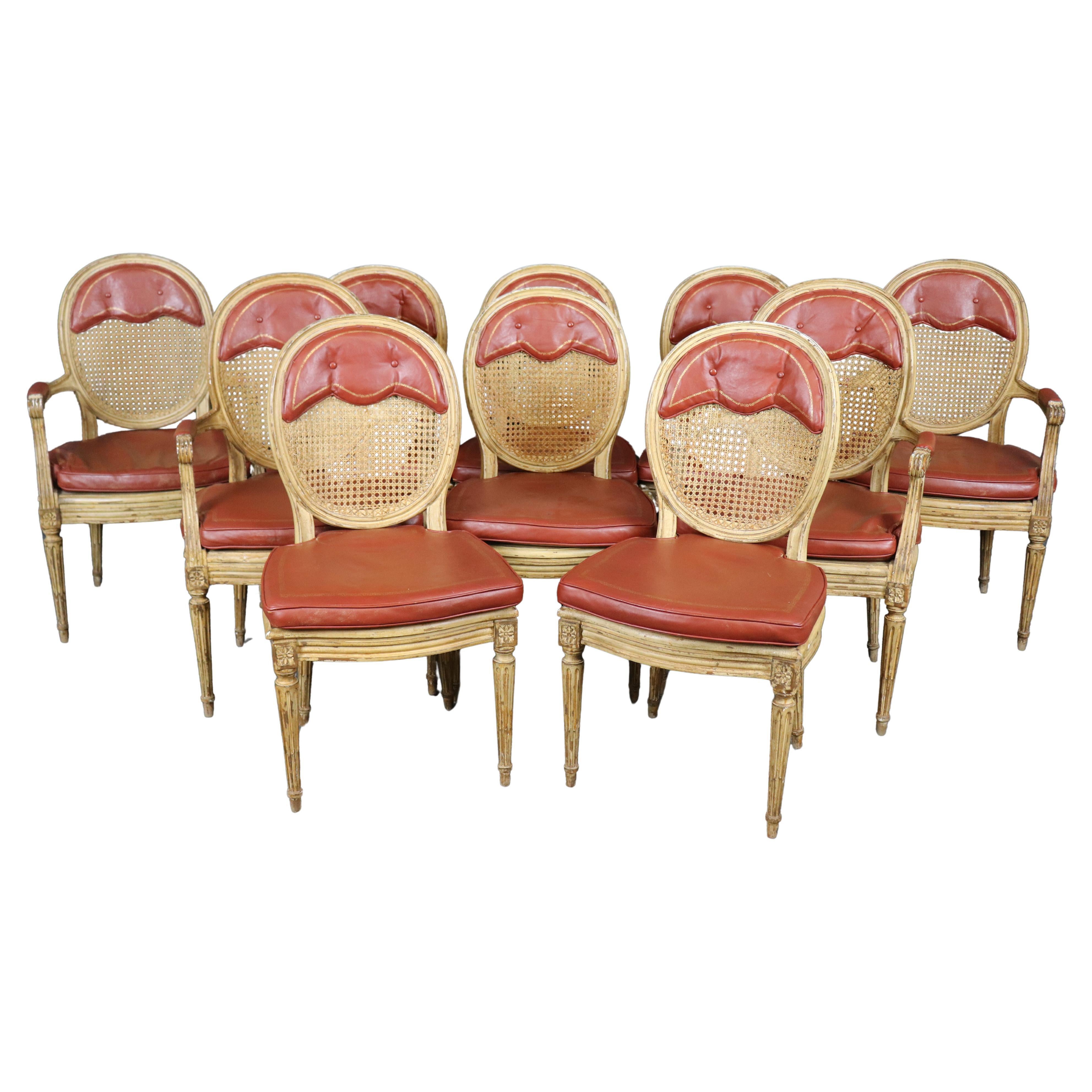 Ensemble de 10 chaises de salle à manger Louis XVI peintes à la crème et en cuir véritable Cane en vente