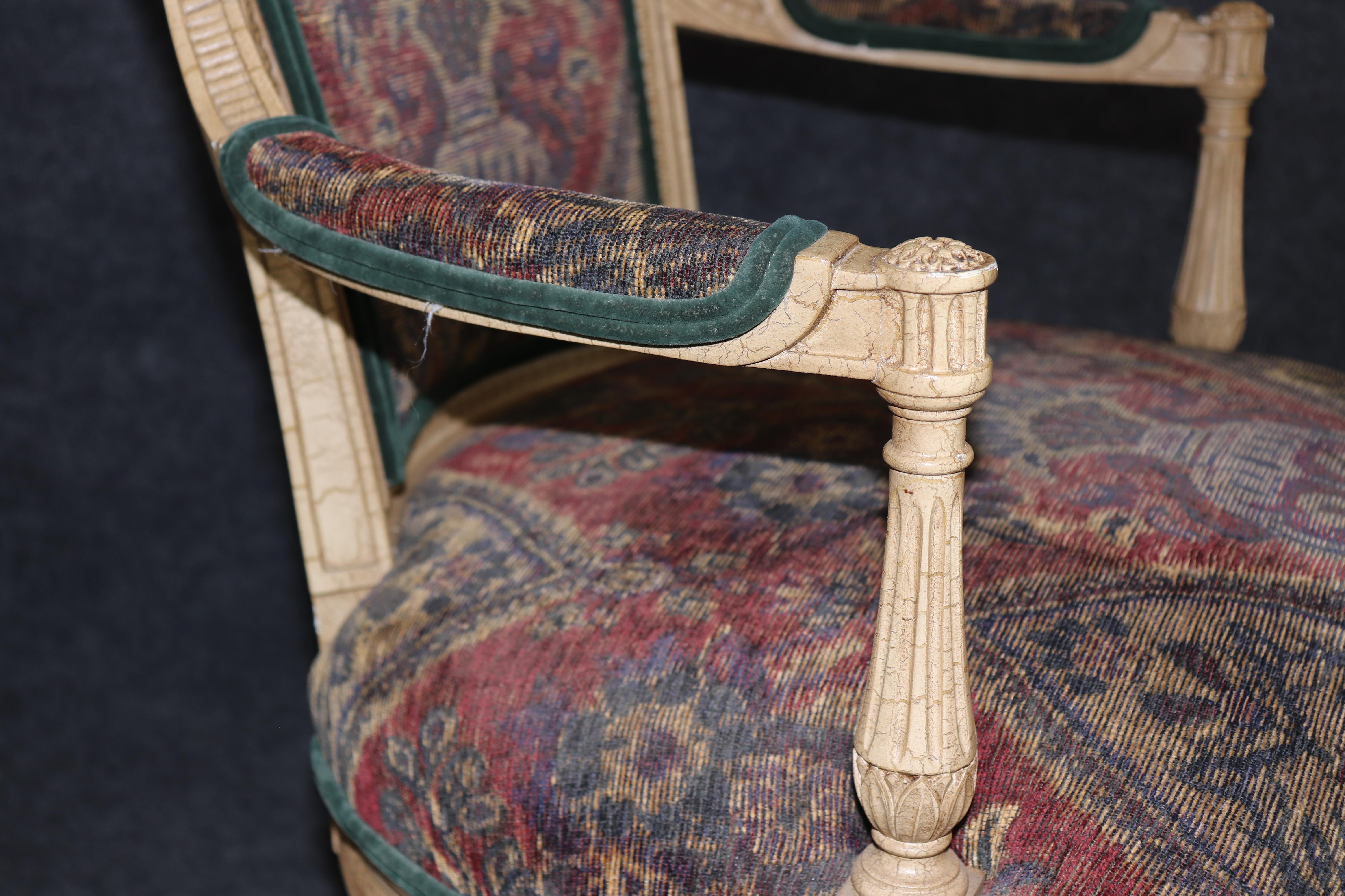 Set di 10 sedie da pranzo francesi in stile Luigi XVI decorate con vernice e con una morbida stoffa in vendita 4