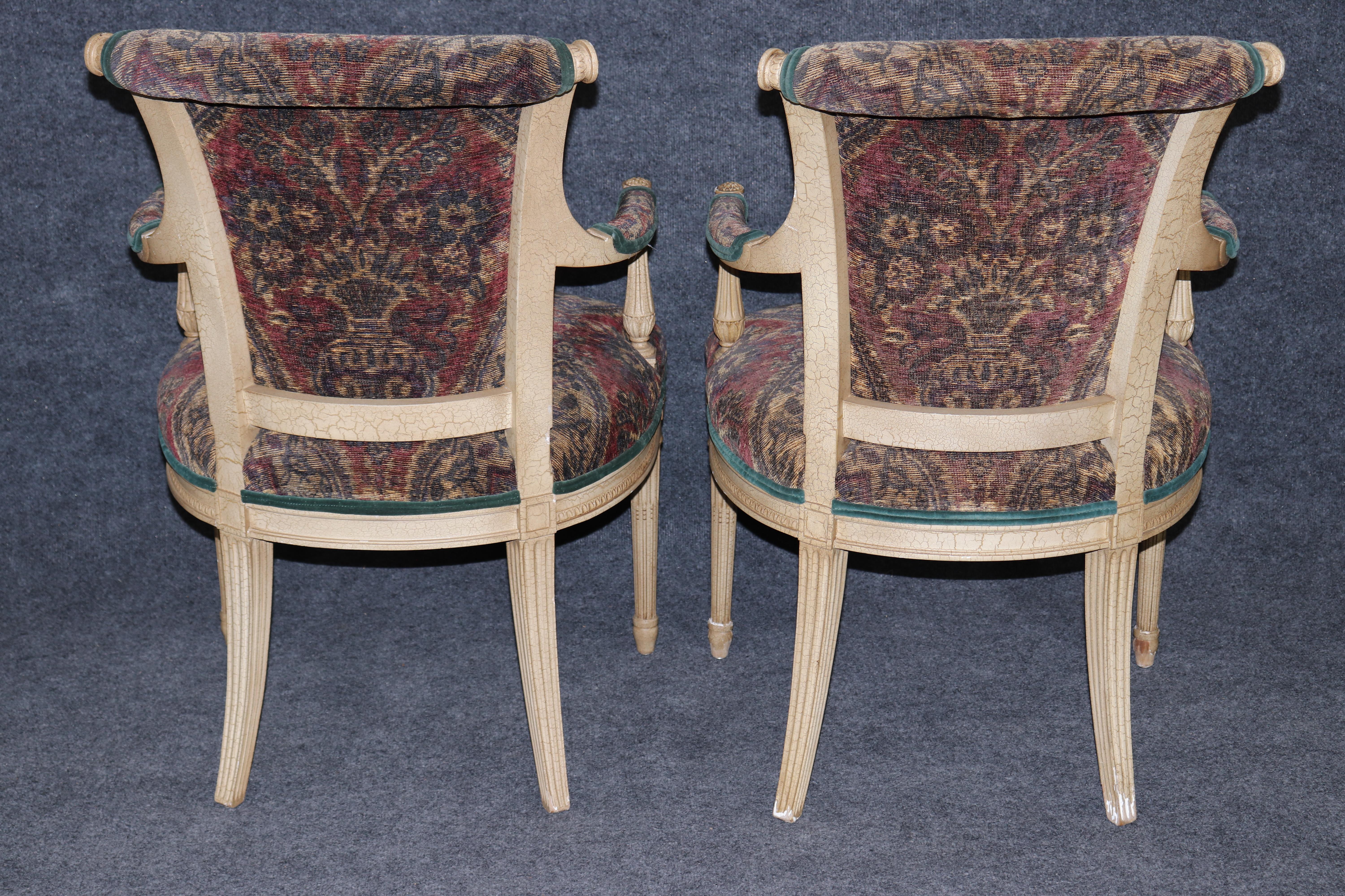 Metà XX secolo Set di 10 sedie da pranzo francesi in stile Luigi XVI decorate con vernice e con una morbida stoffa in vendita