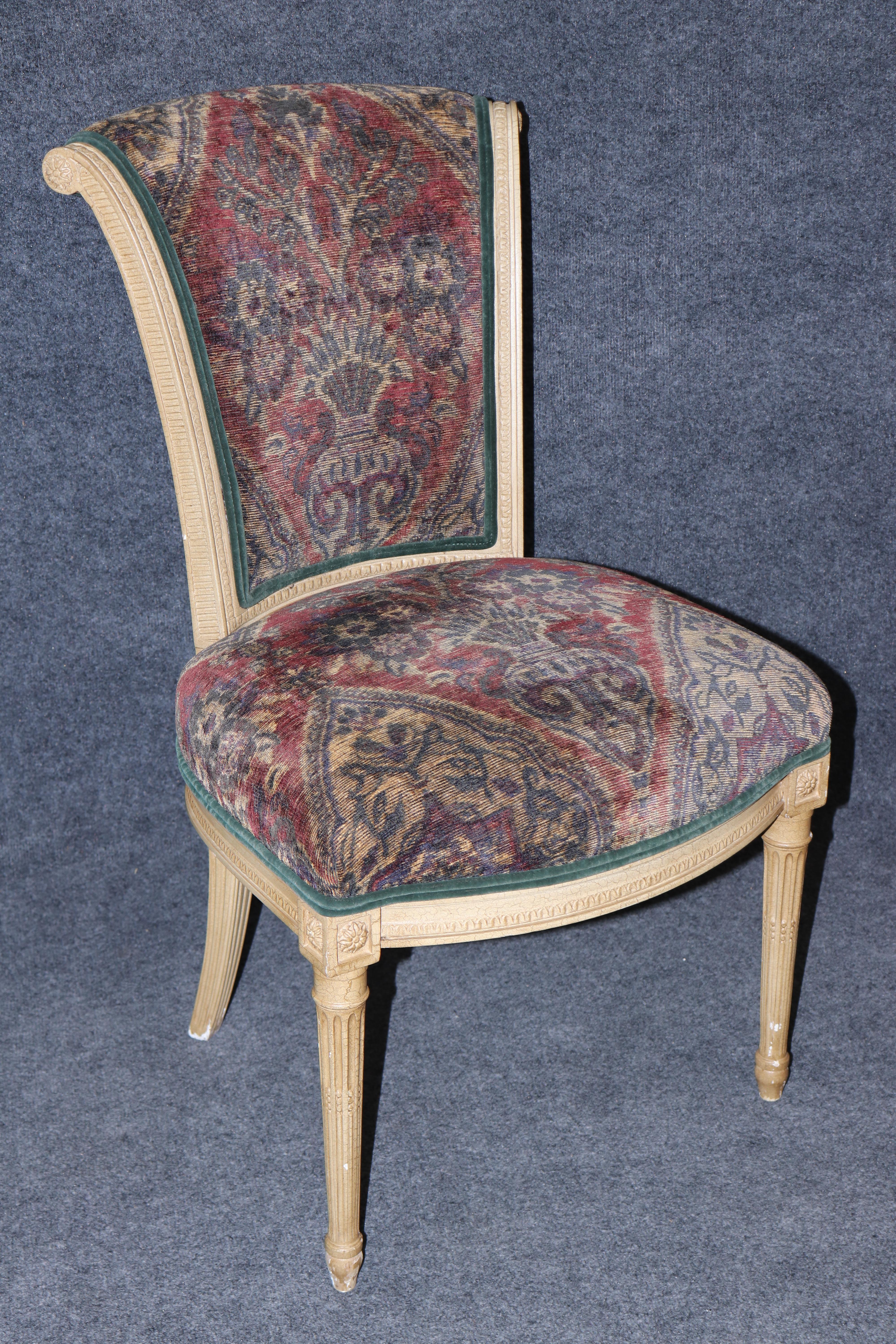 Set di 10 sedie da pranzo francesi in stile Luigi XVI decorate con vernice e con una morbida stoffa in vendita 2