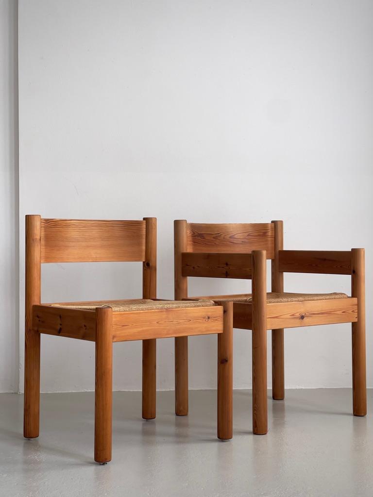 Dieses sehr seltene Set von zehn originalen Esszimmerstühlen, die in den 1970er Jahren von den renommierten dänischen Architekten Friis & Moltke entworfen wurden, ist ein seltenes und bedeutendes Beispiel für dänische Möbel der Moderne. Das von der
