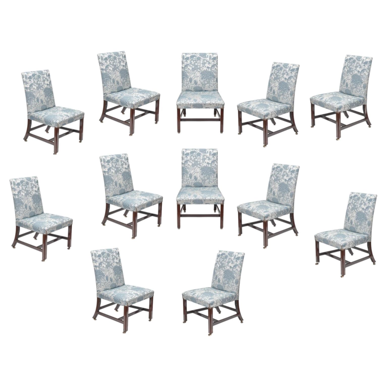 Ensemble de 10 chaises de salle à manger de style Gainsborough en vente