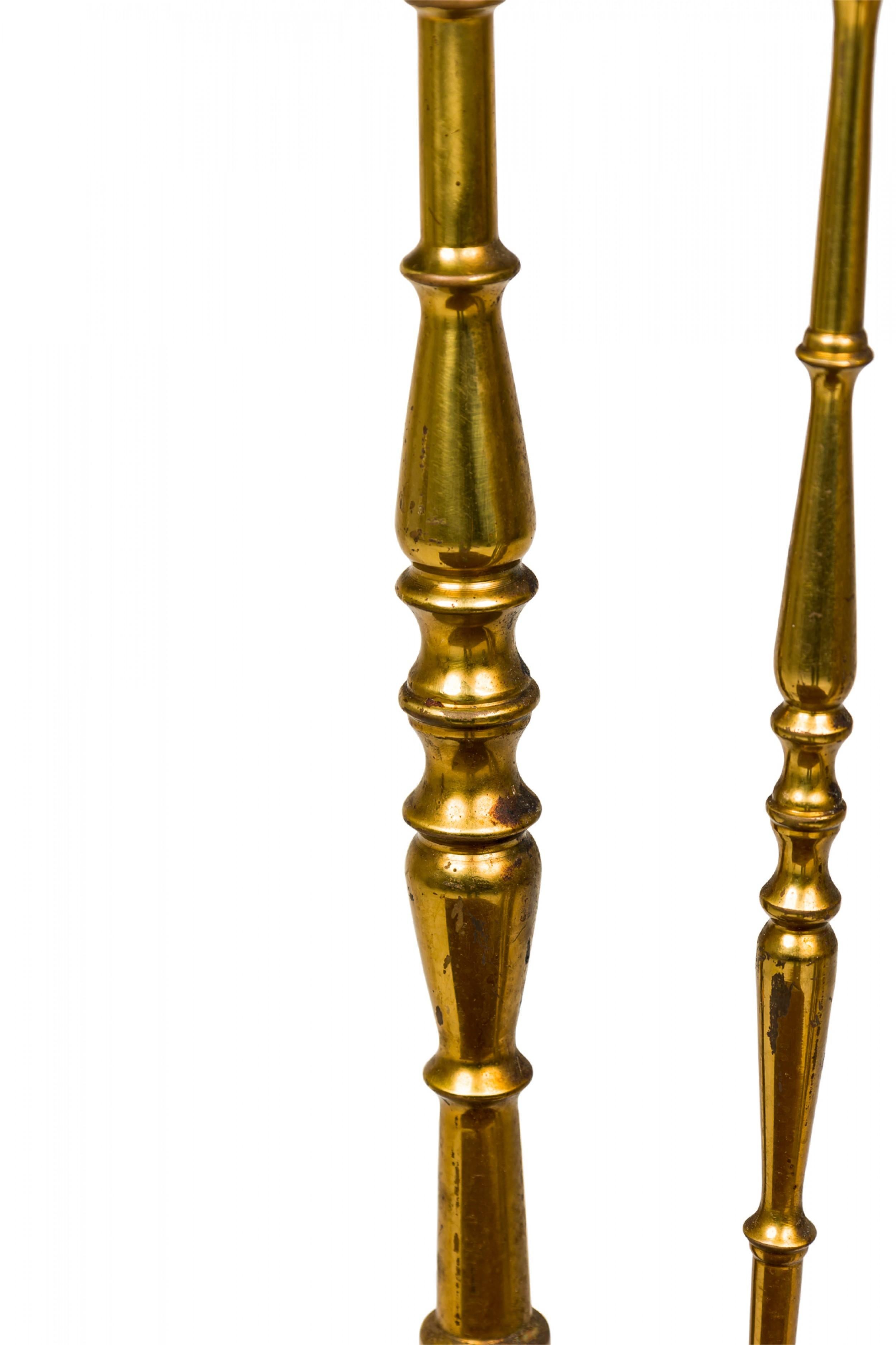 Juego de 10 sillas italianas de comedor/salón de baile de mediados de siglo, con asientos de tela roja oxidada y armazón de latón perfilado con respaldo de husillo, respaldo en forma de frontón roto y patas cónicas con detalles torneados y camillas,