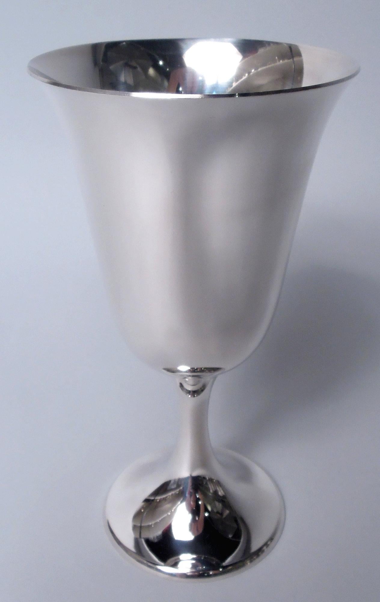 Satz von 10 Kelchen aus puritanischem Sterlingsilber. Hergestellt von Gorham in Providence. Jede: Schlichte und elegante Form mit zarter glockenförmiger Schale auf zylindrischem Schaft, der in einen erhöhten Fuß übergeht. Funktioniert am besten,