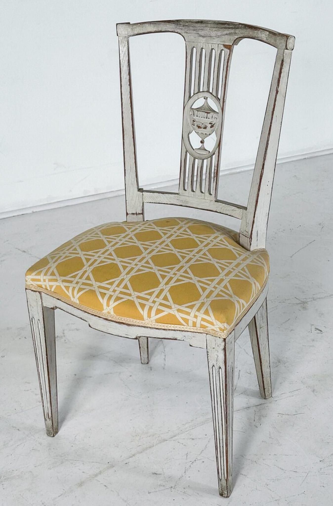 XX secolo Set di 10 sedie da pranzo in stile gustaviano in vendita