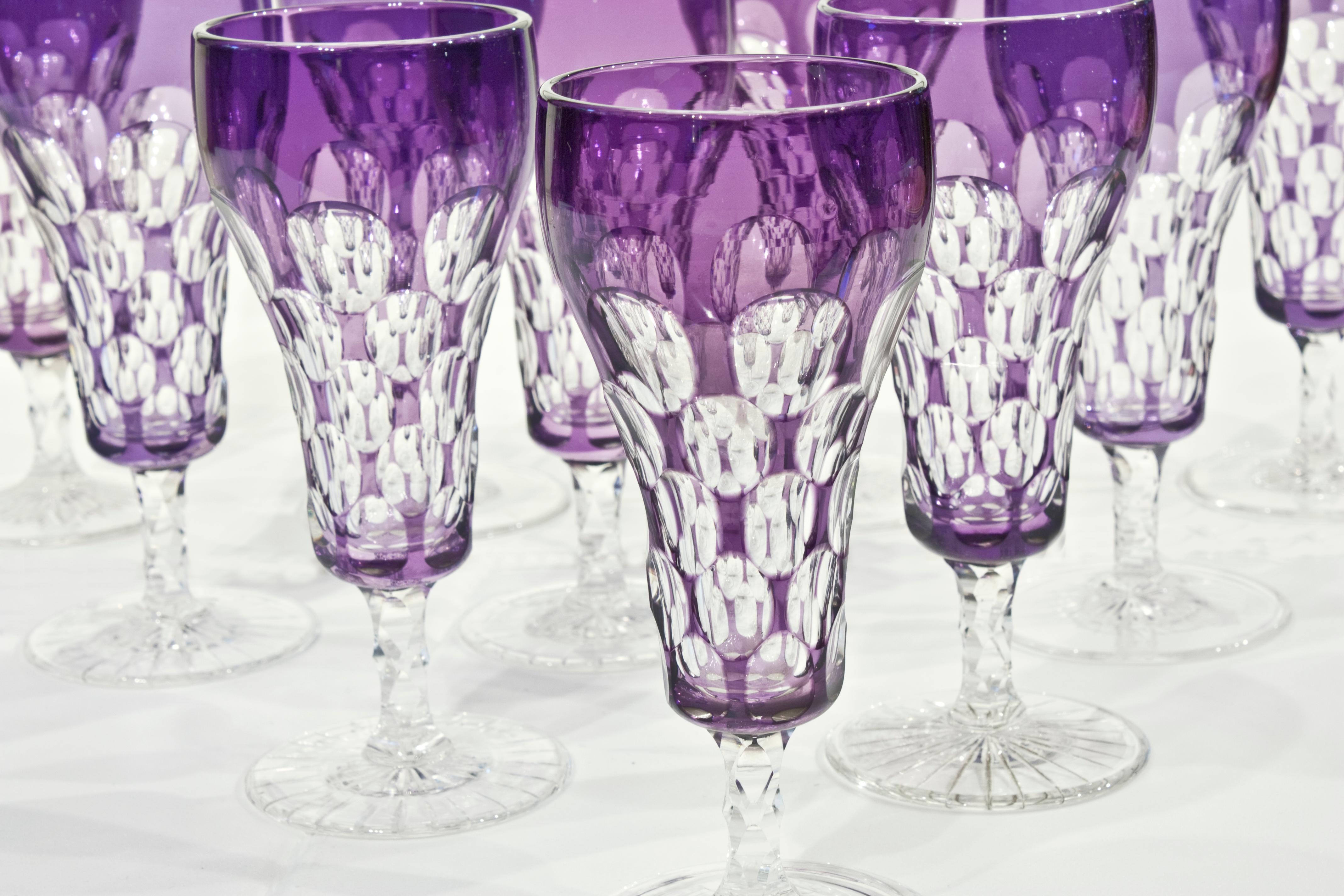 Cet ensemble de 10 flûtes à champagne en cristal soufflé à la main est constitué d'une riche couche d'améthyste taillée dans du cristal clair. Les ovales transparents 