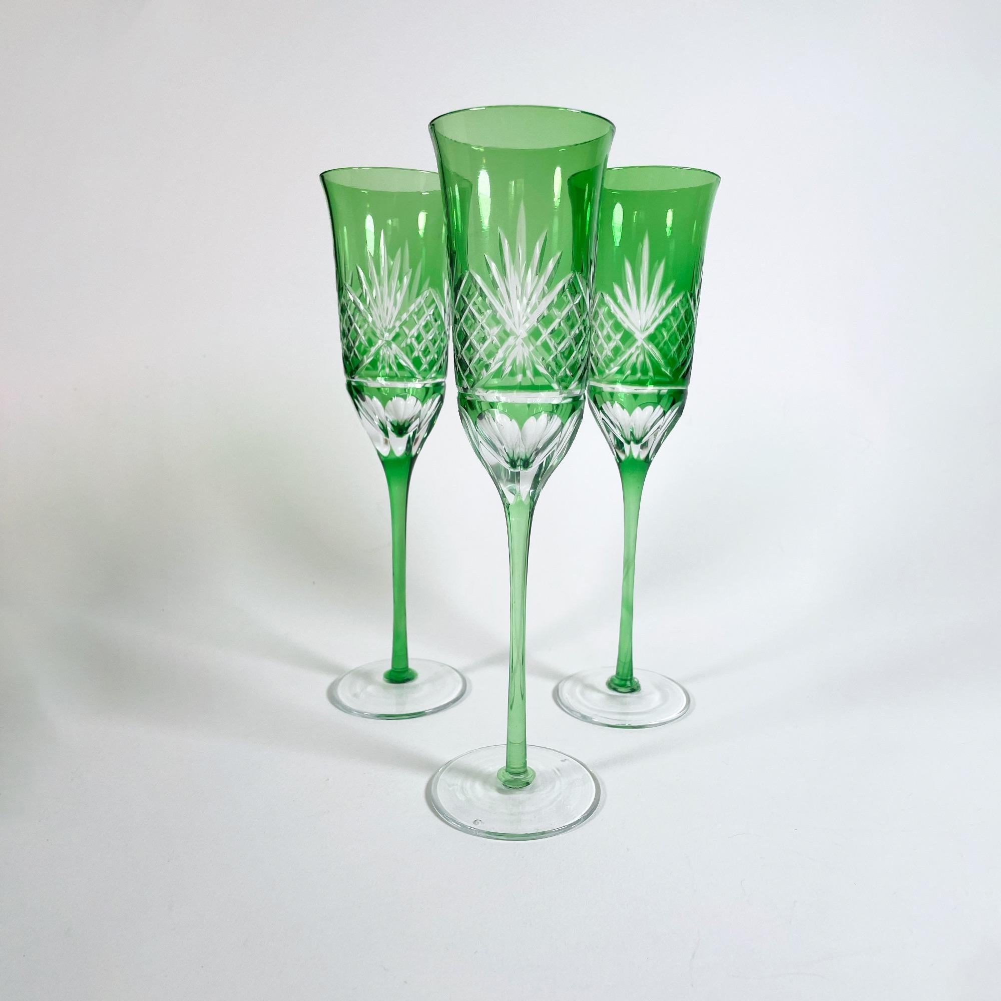 Ensemble de 10 flûtes à champagne de Bohème en cristal taillé à la main - Vintage 1980 en vente 4