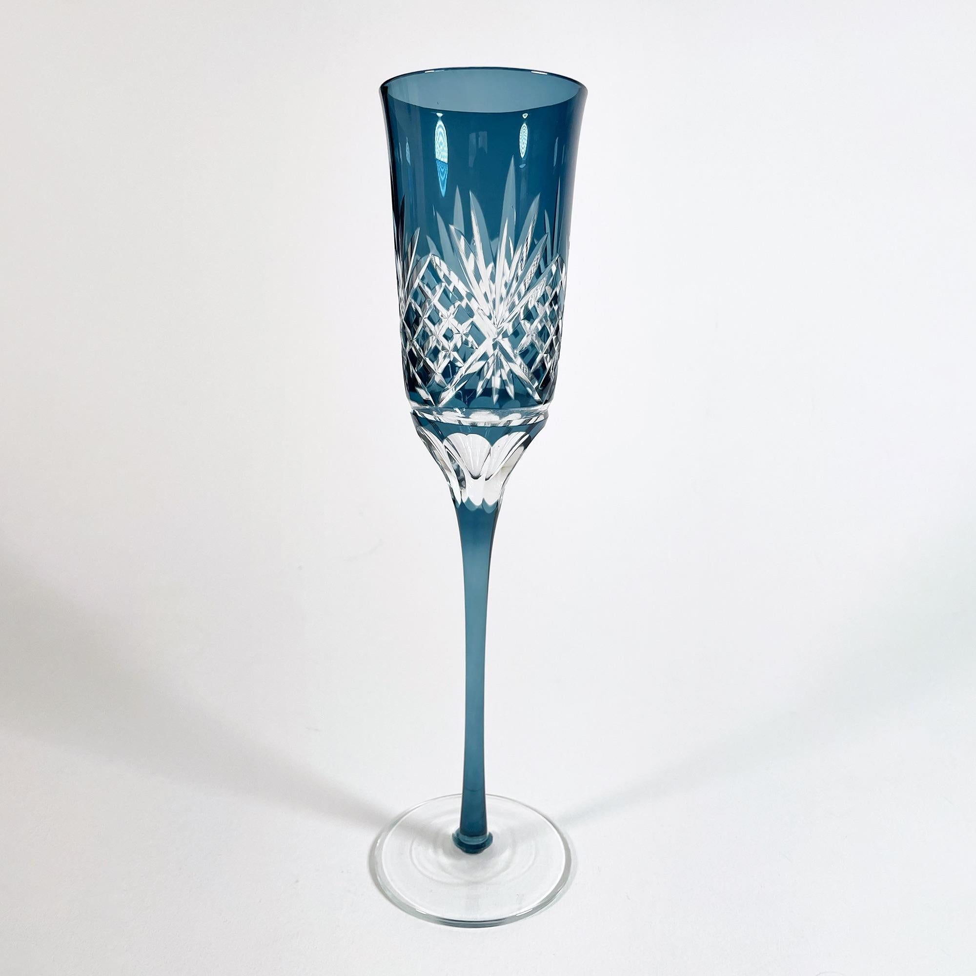 Offrez-vous le luxe et la sophistication avec cet ensemble exquis de 10 flûtes à champagne en cristal de Bohème taillées à la main et datant des années 1980. Chaque flûte témoigne de la finesse de l'art et de l'artisanat des verriers de Bohême,