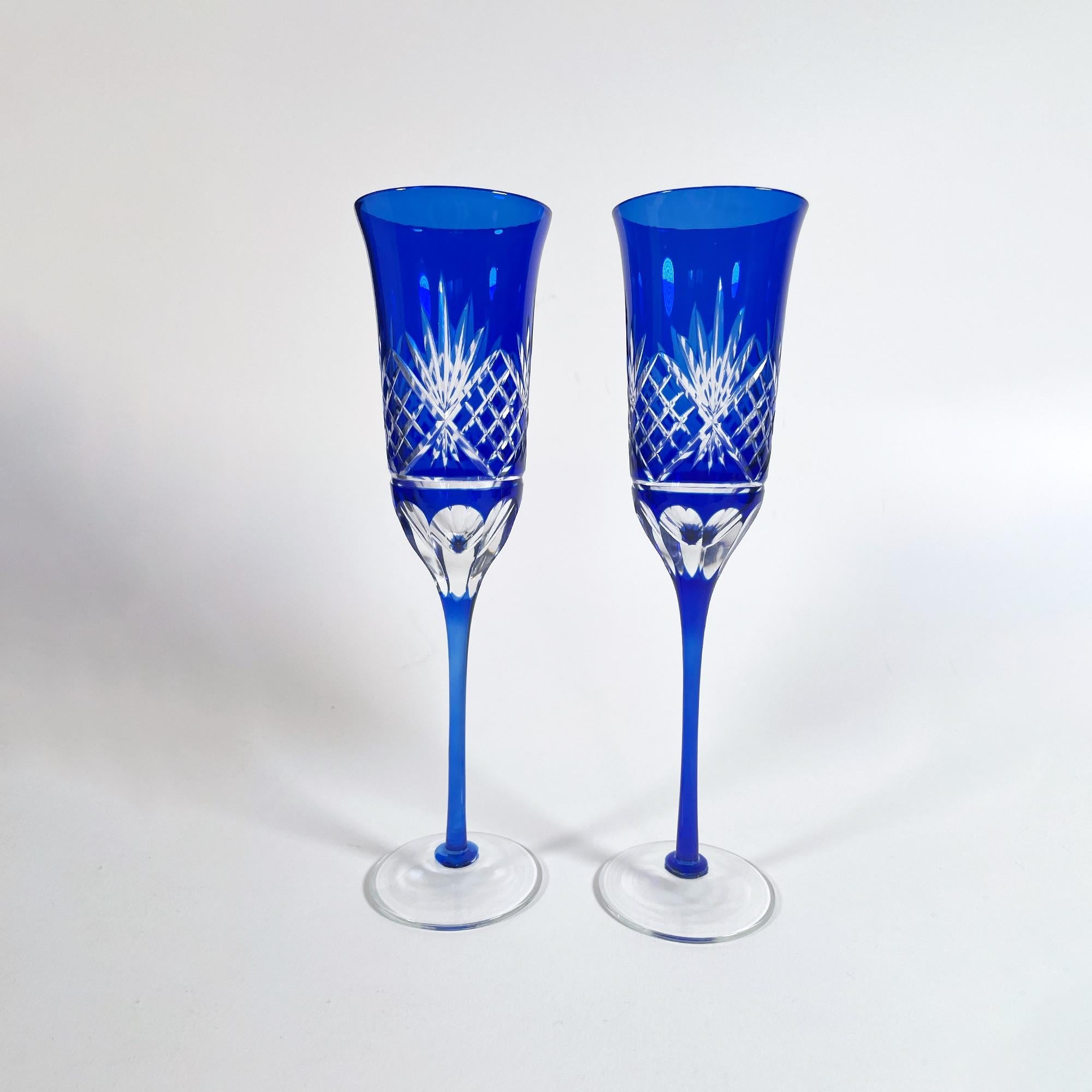 20ième siècle Ensemble de 10 flûtes à champagne de Bohème en cristal taillé à la main - Vintage 1980 en vente