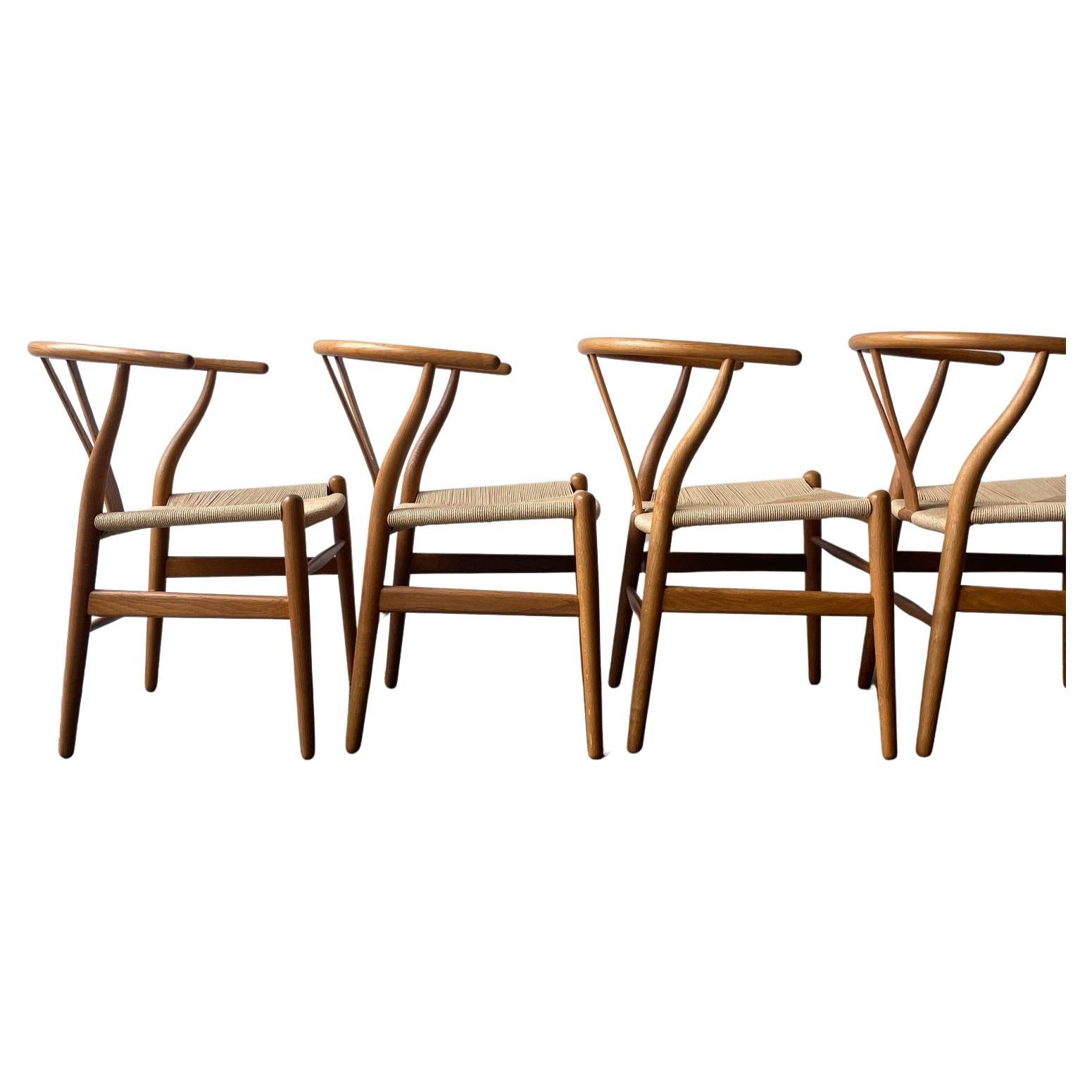 Abbiamo restaurato questo set originale di sedie CH24, note anche come sedie a Y o Wishbone, riportandolo in condizioni eccellenti. 

10 sedie Hans Wegner vintage sono state registrate con una nuova corda di carta da un maestro tessitore che conosce