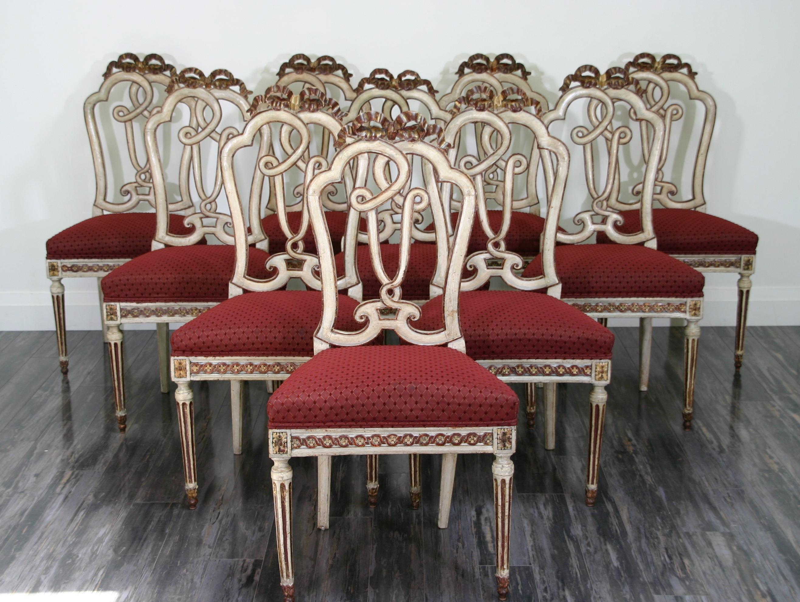 Ensemble de 10 chaises d'appoint italiennes de style vénitien (XVIIIe siècle), peintes et dorées, à dossier ouvert sculpté et siège rembourré rouge, soutenues par des pieds cannelés. (PRIX PAR ENSEMBLE)

