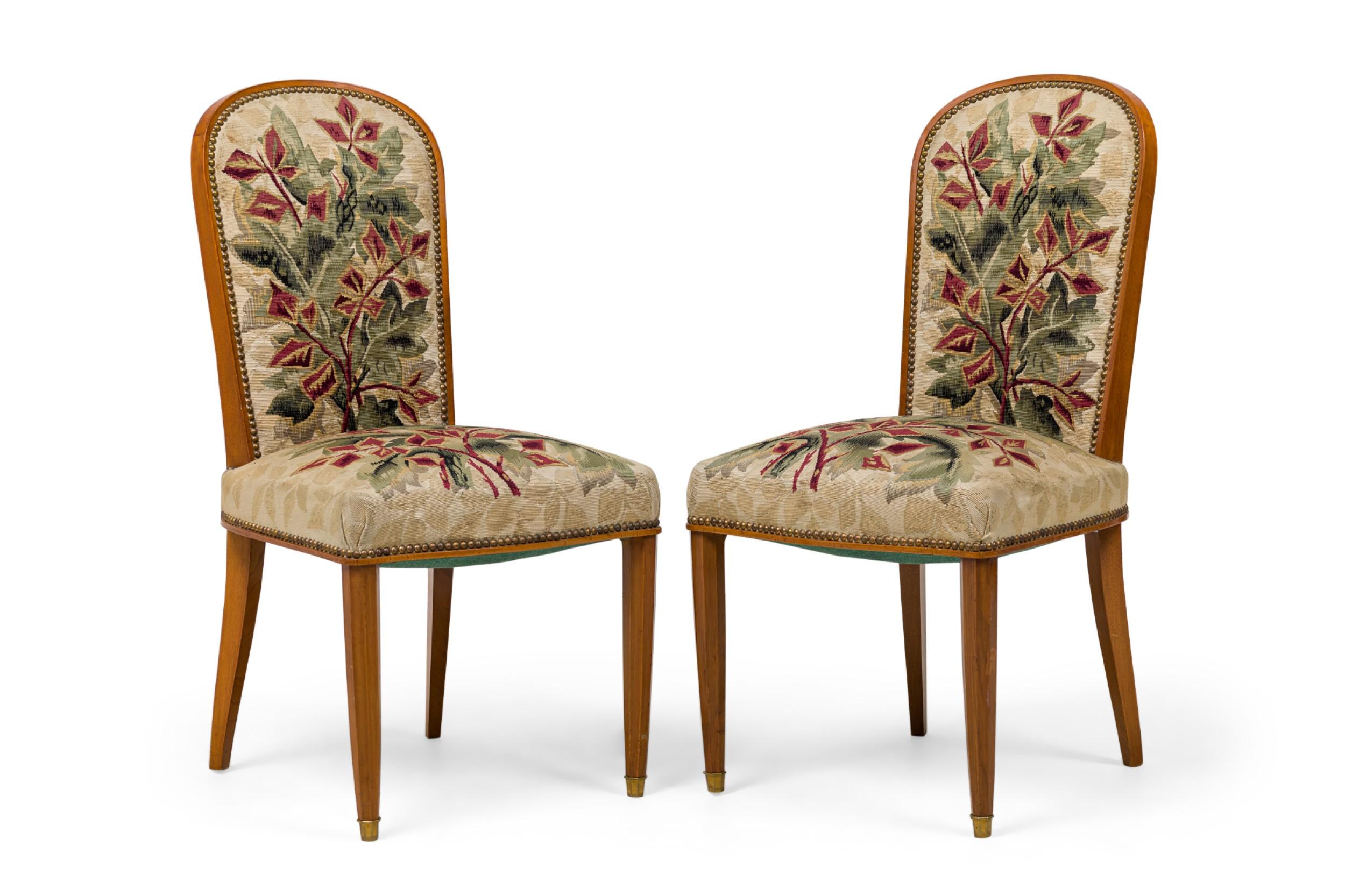 SET di 10 Sedie da pranzo in legno di frutto della modernità francese di metà secolo con sedile e schienale imbottiti con tappezzeria floreale originale e gambe anteriori a 6 lati con piedi a sciabola in ottone (4 poltrone, 6 sedie laterali) (Jules