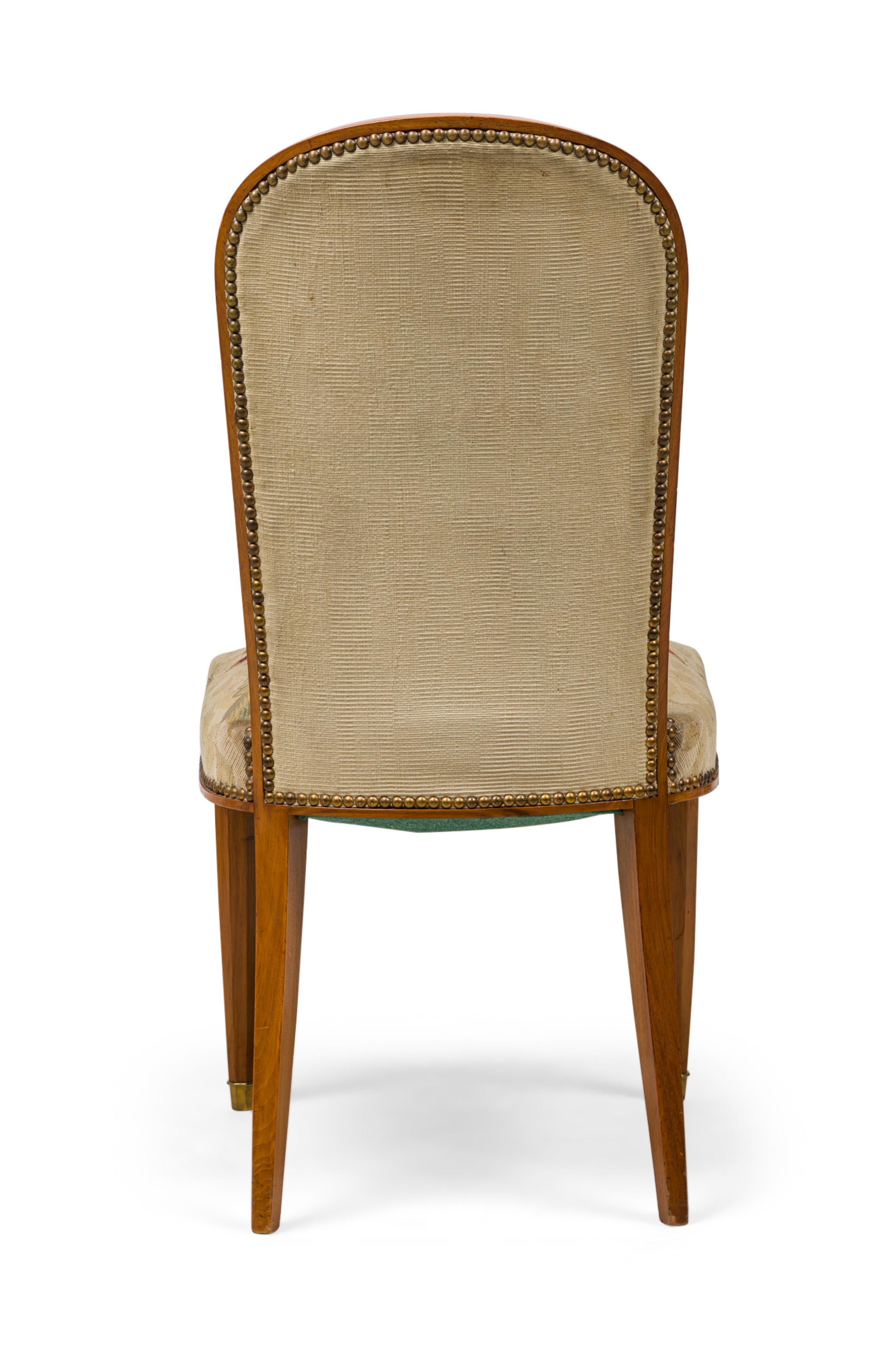 XX secolo Set di 10 sedie da pranzo moderne francesi in legno e arazzo di Jules Leleu in vendita