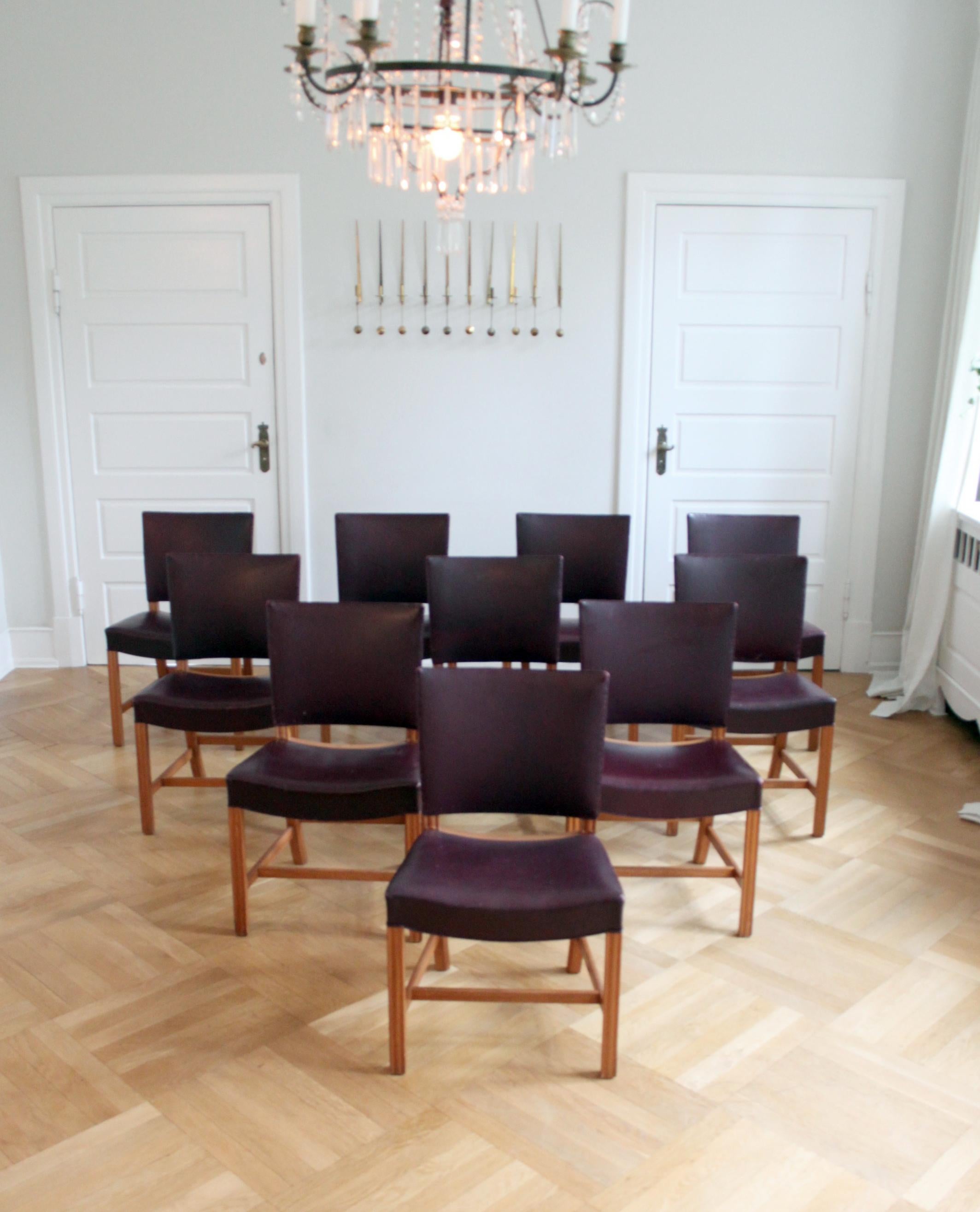 Kaare Klint & Rud Rasmussen Snedkerier - The Modern Scandinavian Design.

Un ensemble de 10 chaises rouges Kaare Klint, modèle de taille moyenne, exécutées par l'ébéniste Rud. Rasmussen, Danemark.

Pieds profilés en acajou, assise et dossier garnis